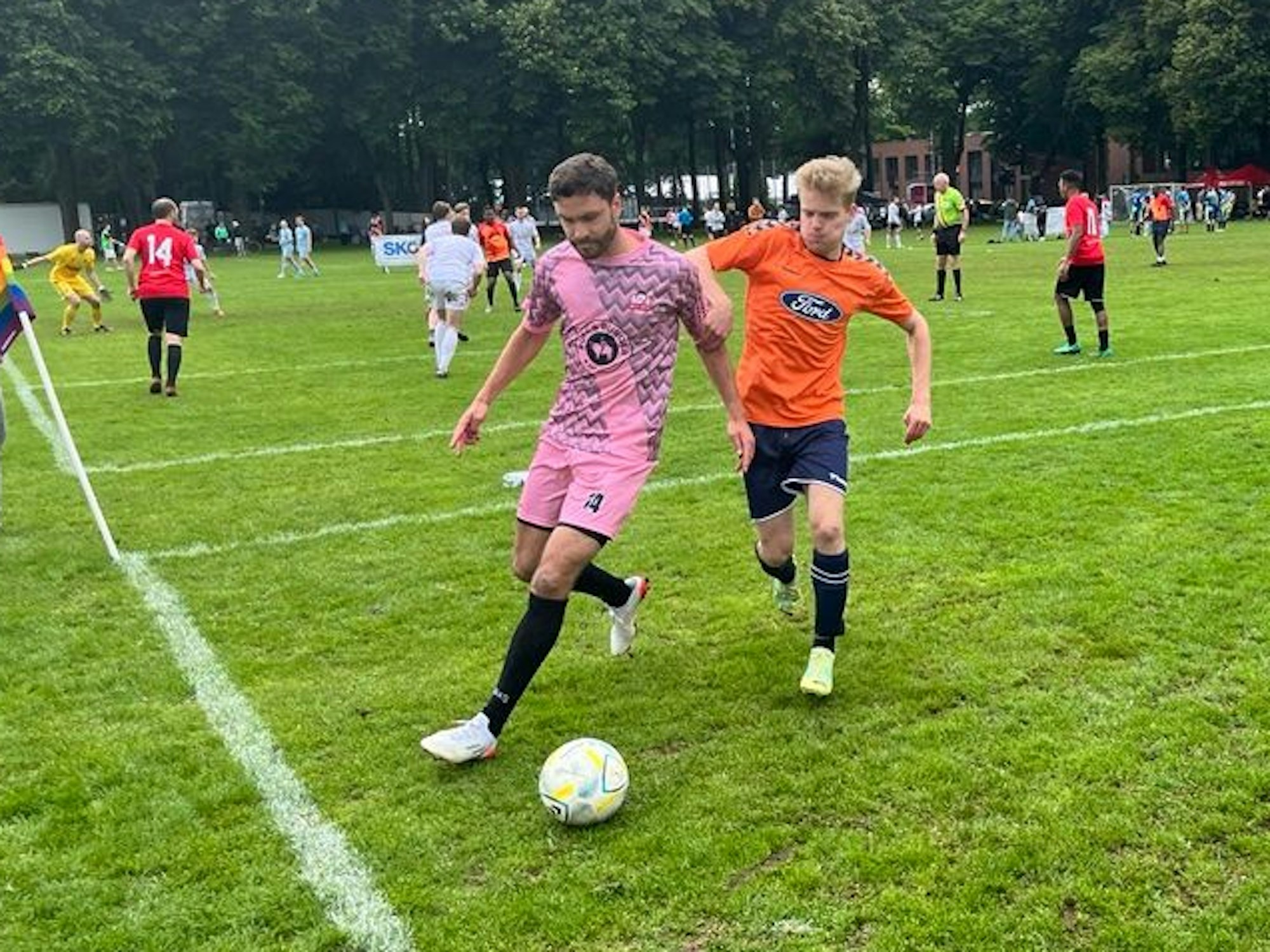 Jonas Hector am Ball beim Turnier Come-Together-Cup am Rhein-Energie-Stadion.