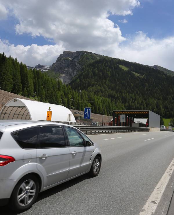 Ein Auto aus Deutschland passiert die österreichisch-italienische Grenze.