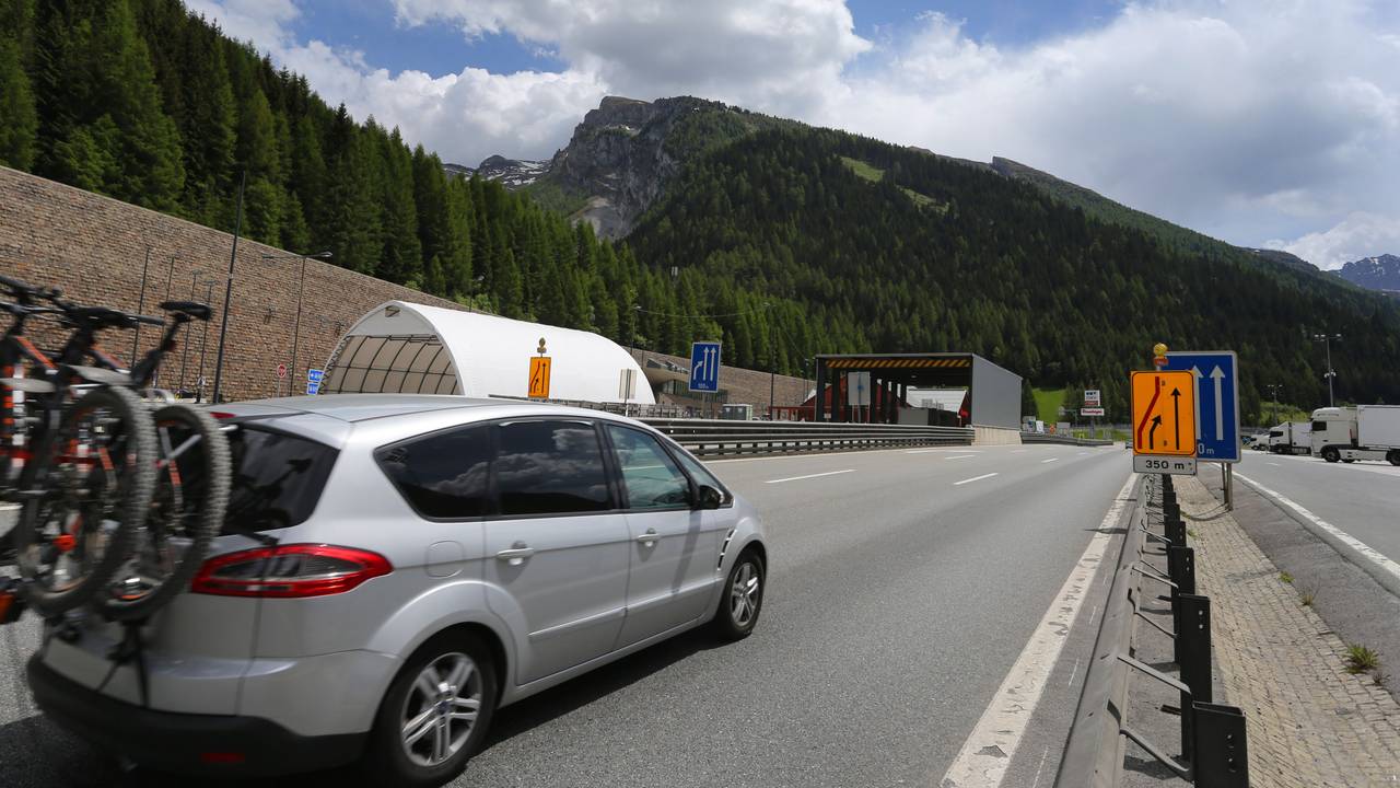 Ein Auto aus Deutschland passiert die österreichisch-italienische Grenze.