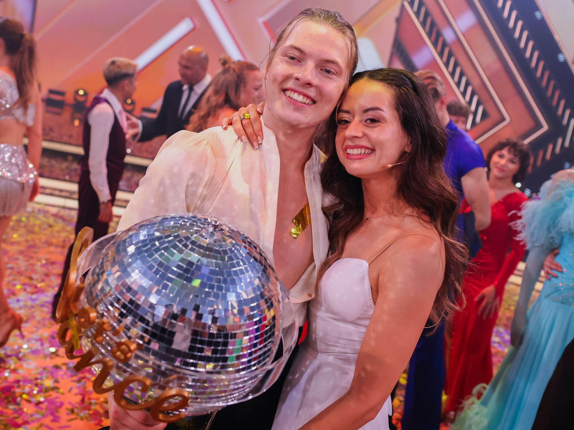 Der Finalist Gabriel Kelly, Sänger, freut sich mit Malika Dzumaev, Profitänzerin, im Finale der 17. Staffel der RTL-Tanzshow „Let's Dance“ im Coloneum mit dem Pokal über den Sieg und den Titel "Dancing Star 2024".