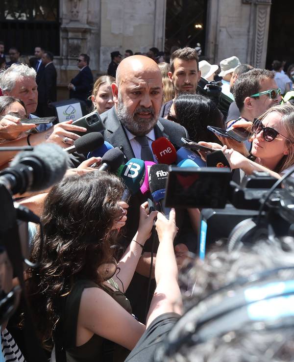 Der Bürgermeister von Palma, Jaime Martinez, tritt nach einer Schweigeminute im Parlament für die Opfer des Einsturzes eines voll besetzten Restaurants an der Playa de Palma auf Mallorca vor die Presse. Das Ajuntament de Palma hat drei Trauertage angeordnet, die heute Mittag beginnen und am Sonntag um Mitternacht enden.