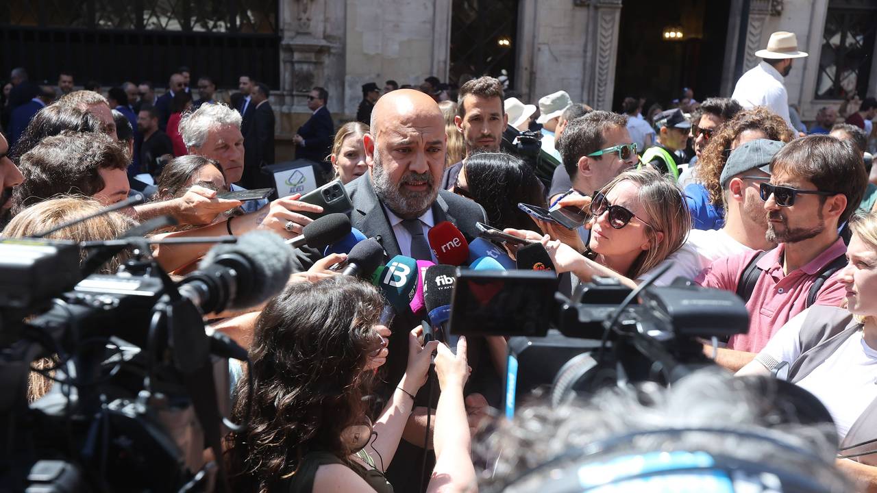 Der Bürgermeister von Palma, Jaime Martinez, tritt nach einer Schweigeminute im Parlament für die Opfer des Einsturzes eines voll besetzten Restaurants an der Playa de Palma auf Mallorca vor die Presse. Das Ajuntament de Palma hat drei Trauertage angeordnet, die heute Mittag beginnen und am Sonntag um Mitternacht enden.