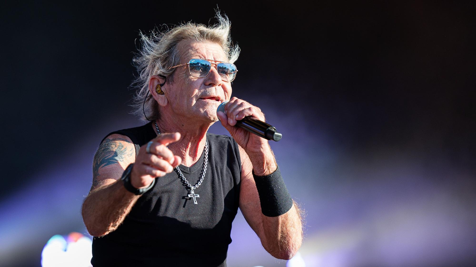 Der Sänger Matthias Reim tritt auf dem Schützenplatz in Wunstorf auf. Das Konzert ist Teil seiner Live-Tour 2023/2024.