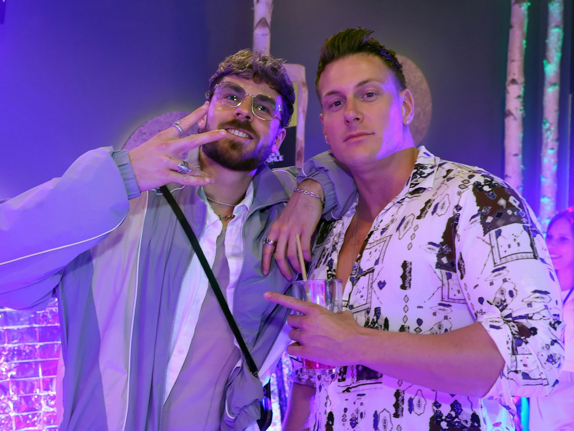 Calvin Kleinen beim Pre-Event Ende Mai 2024 zum Glücksgefühle-Festival mit Lukas Podolski und Markus Krampe bei „Hans im Glück“ in Köln.