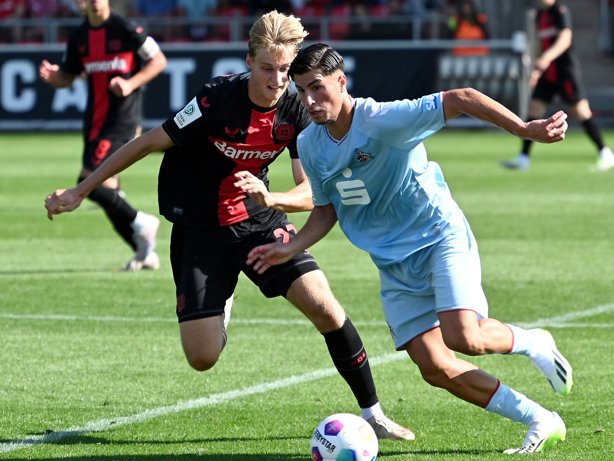Fußball-U19-Bundesliga: Bayer 04 Leverkusen gegen 1. FC Köln, links: Filip Milojevic (Bayer), rechts: Arda Süne (Köln).