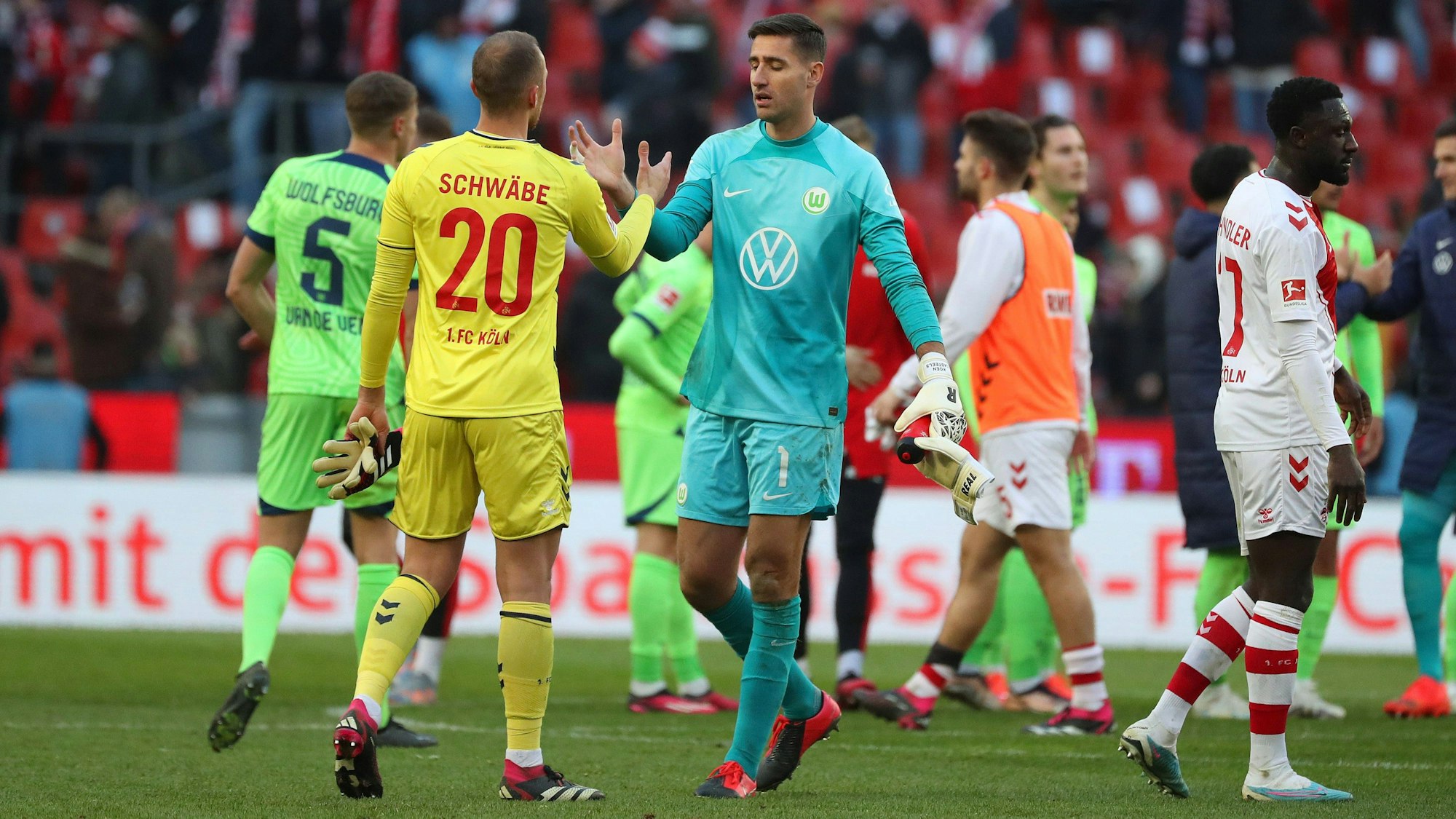 Marvin Schwäbe und Koen Casteels klatschen nach dem Bundesliga-Duell zwischen dem 1. FC Köln und dem VfL Wolfsburg ab.