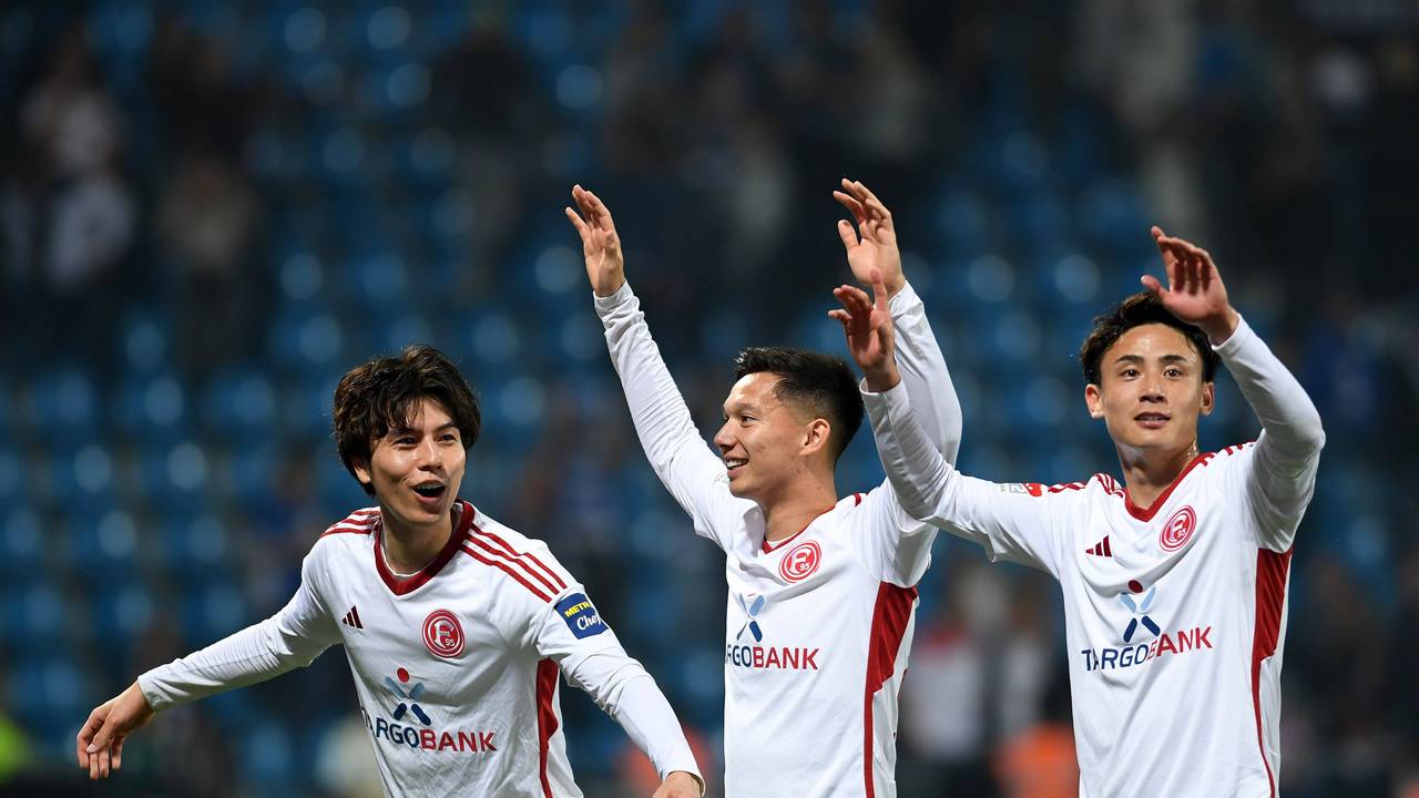 Die Düsseldorf-Profis Ao Tanaka, Shinta Appelkamp und Takashi Uchino jubeln gemeinsam nach dem Relegations-Spiel beim VfL Bochum.