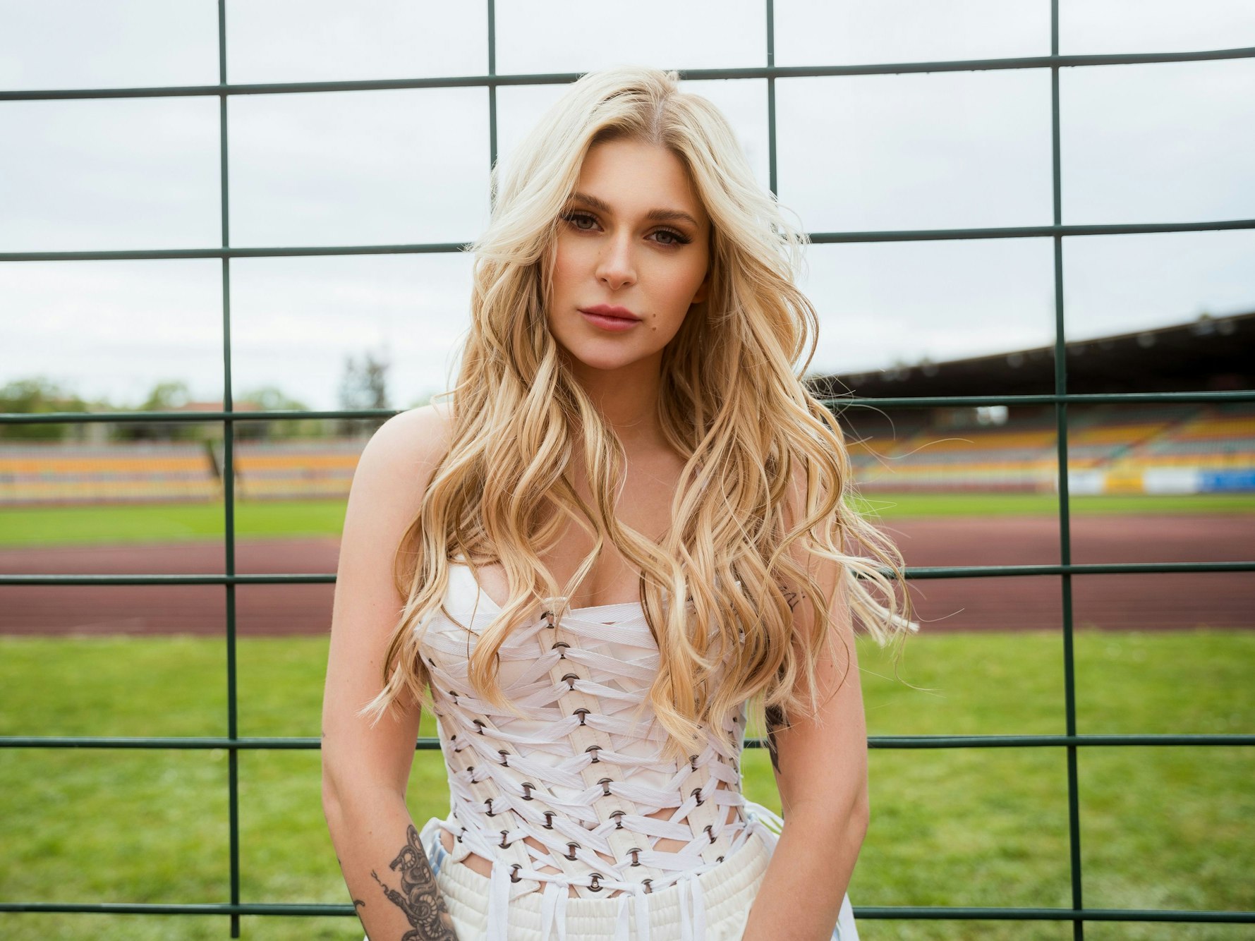 Marie Reim posiert im Stadion.