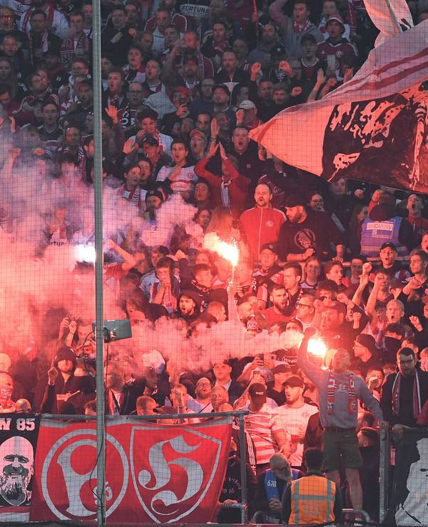 Fans von Fortuna Düsseldorf zünden beim Relegations-Rückspiel gegen den VfL Bochum auf den Rängen Pyrotechnik.