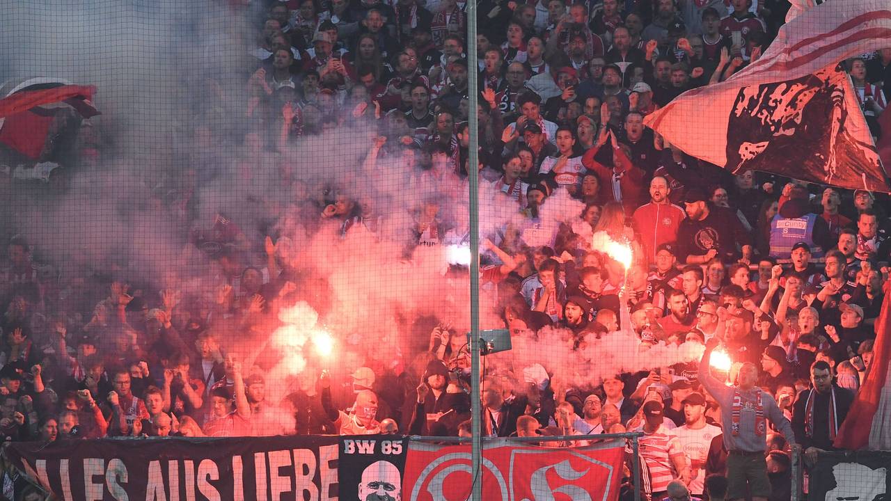 Fans von Fortuna Düsseldorf zünden beim Relegations-Rückspiel gegen den VfL Bochum auf den Rängen Pyrotechnik.