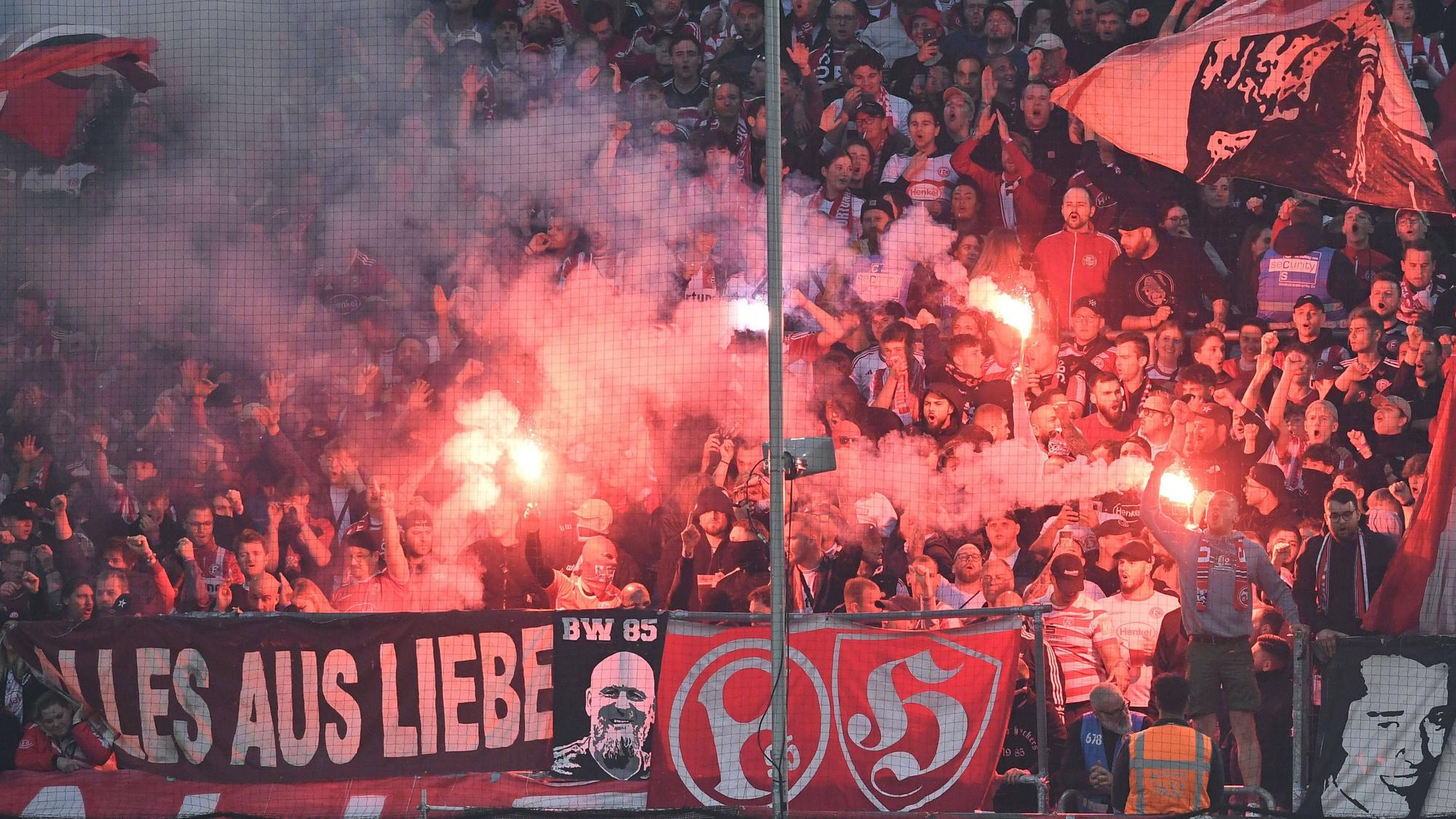 Fans von Fortuna Düsseldorf zünden beim Relegations-Rückspiel gegen den VfL Bochum auf den Rängen Pyrotechnik.