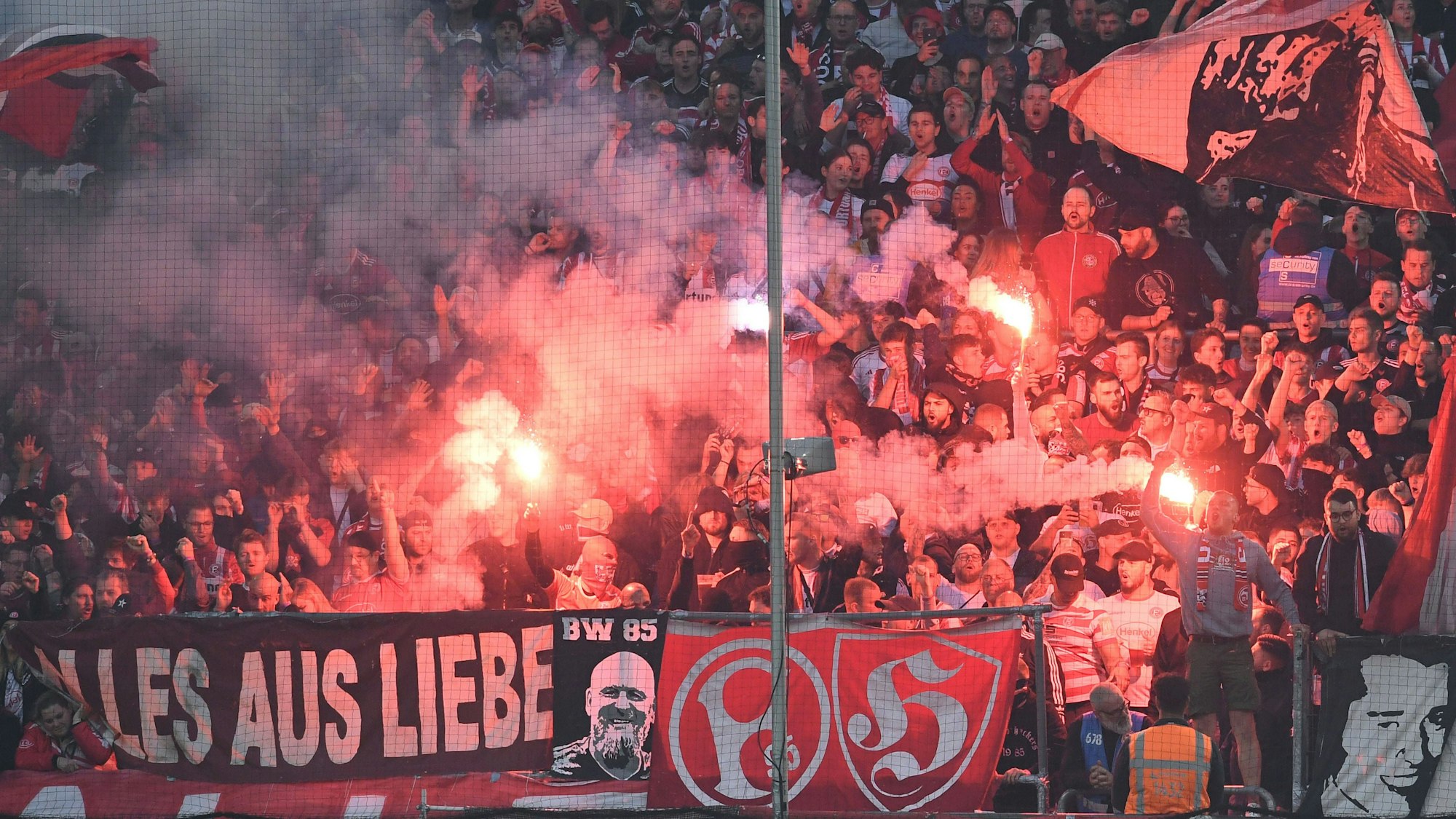 Fans von Fortuna Düsseldorf zünden beim Relegations-Rückspiel gegen den VfL Bochum auf den Rängen Pyrotechnik.