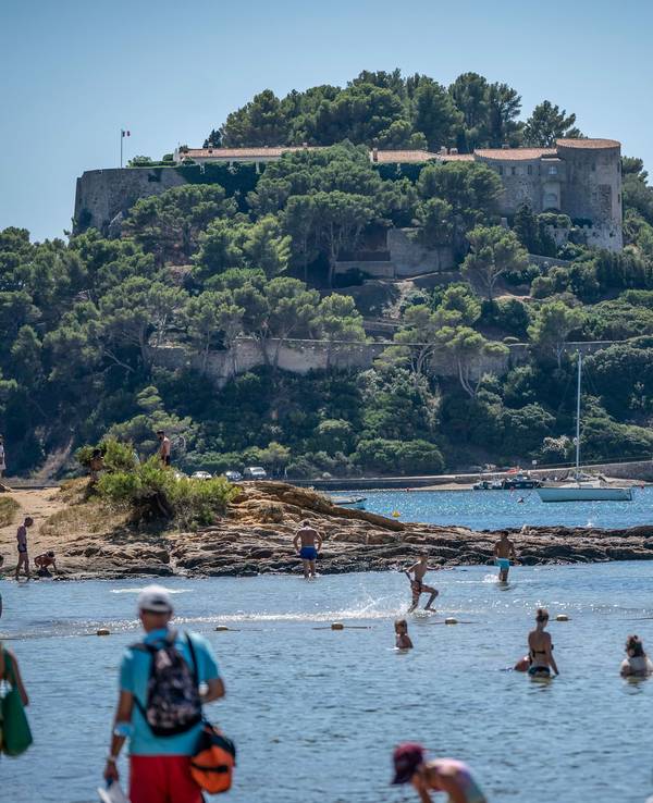 Badegäste schwimmen unterhalb der Sommerresidenz des Staatschefs von Frankreich, Macron, dem Fort de Bregancon am Mittelmeer.