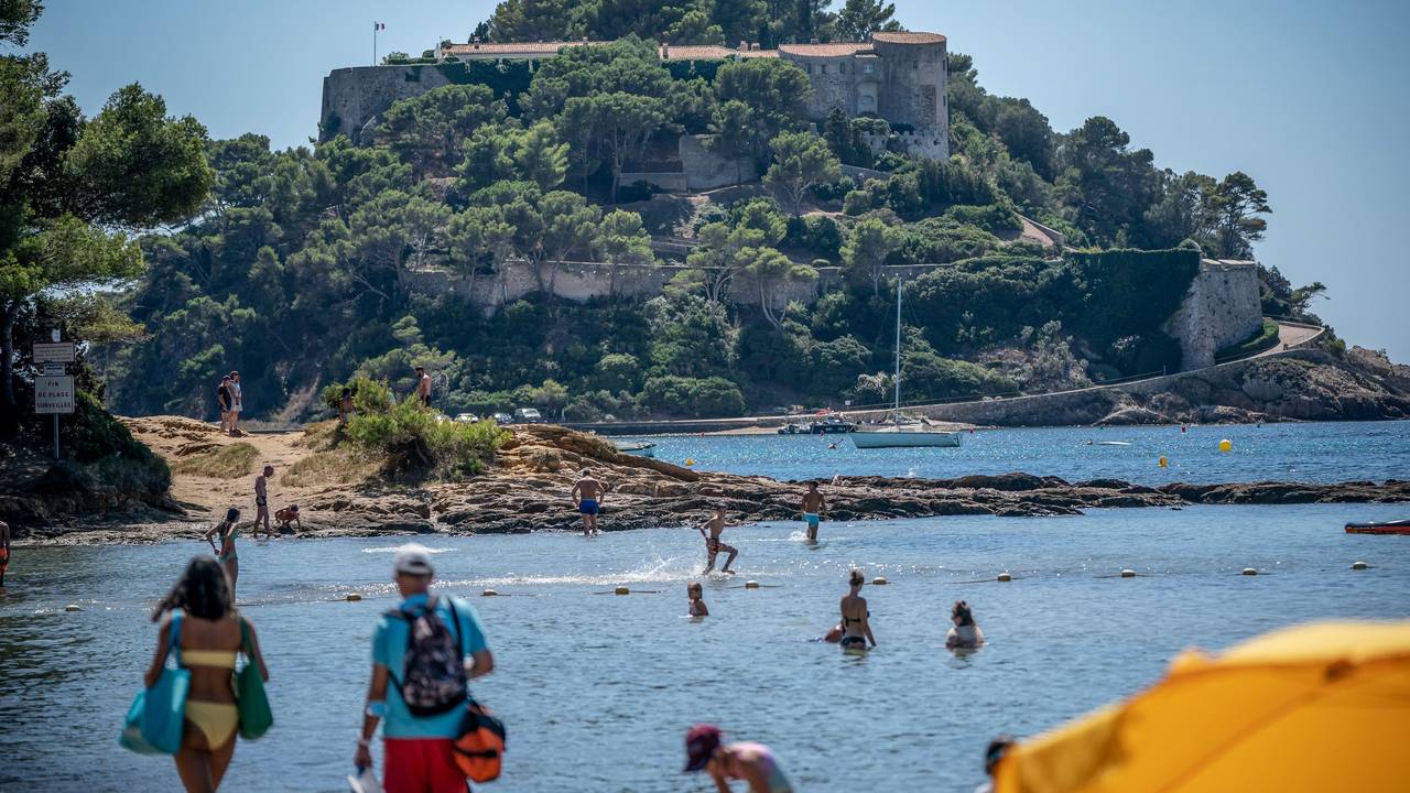 Badegäste schwimmen unterhalb der Sommerresidenz des Staatschefs von Frankreich, Macron, dem Fort de Bregancon am Mittelmeer.