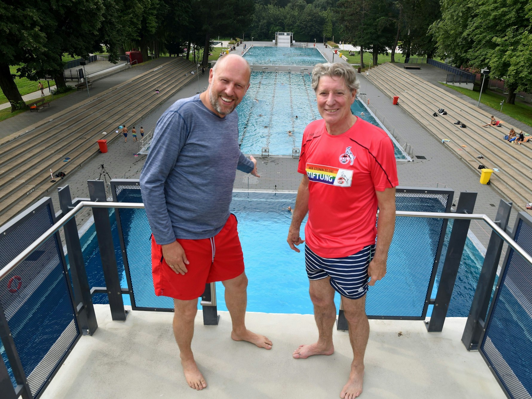 Sven Pistor und Toni Schumacher stehen gemeinsam auf dem Zehn-Meter-Turm im Kölner Stadionbad.