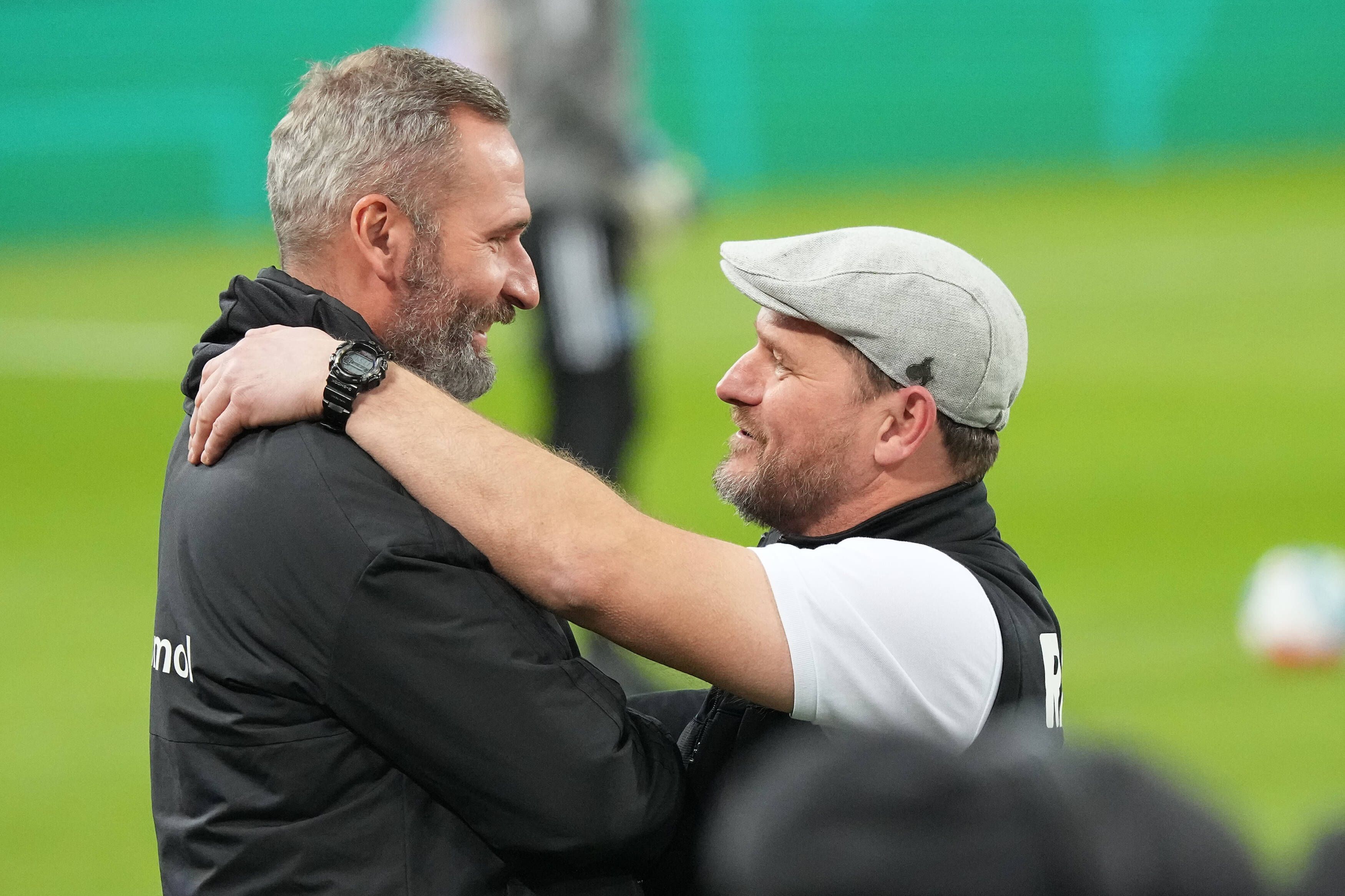 Tim Walter und Steffen Baumgart begrüßen sich.