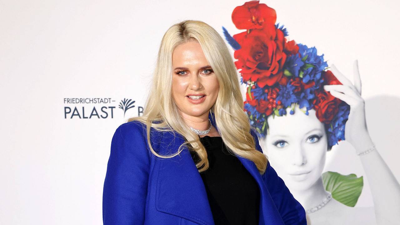 Sarah Knappik wird am Sommer-Dschungelcamp 2024 teilnehmen. Das Foto zeigt sie bei der Falling in Love Show Premiere im Friedrichstadt Palast am 11. Oktober 2023 in Berlin.