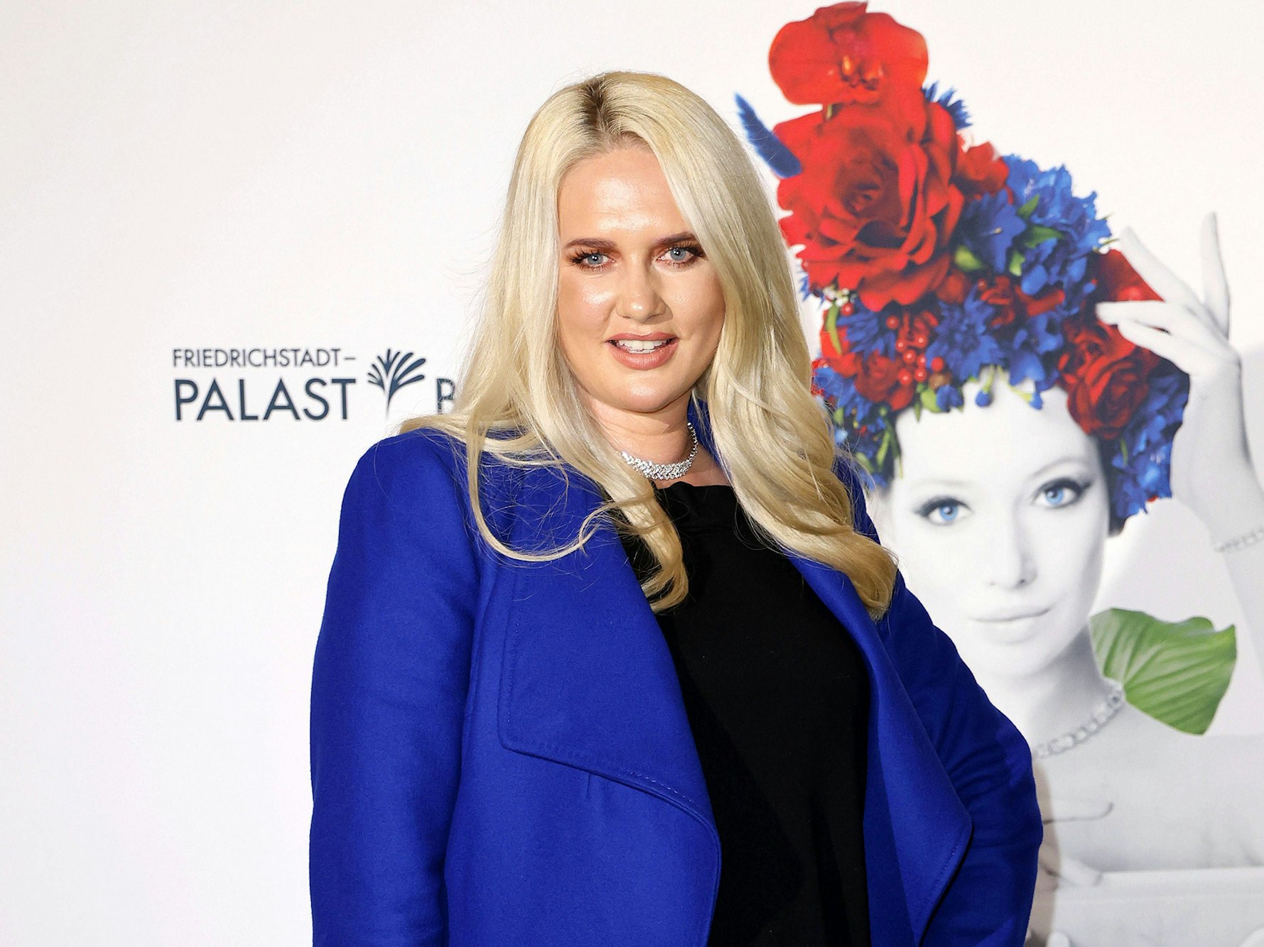 Sarah Knappik wird am Sommer-Dschungelcamp 2024 teilnehmen. Das Foto zeigt sie bei der Falling in Love Show Premiere im Friedrichstadt Palast am 11. Oktober 2023 in Berlin.