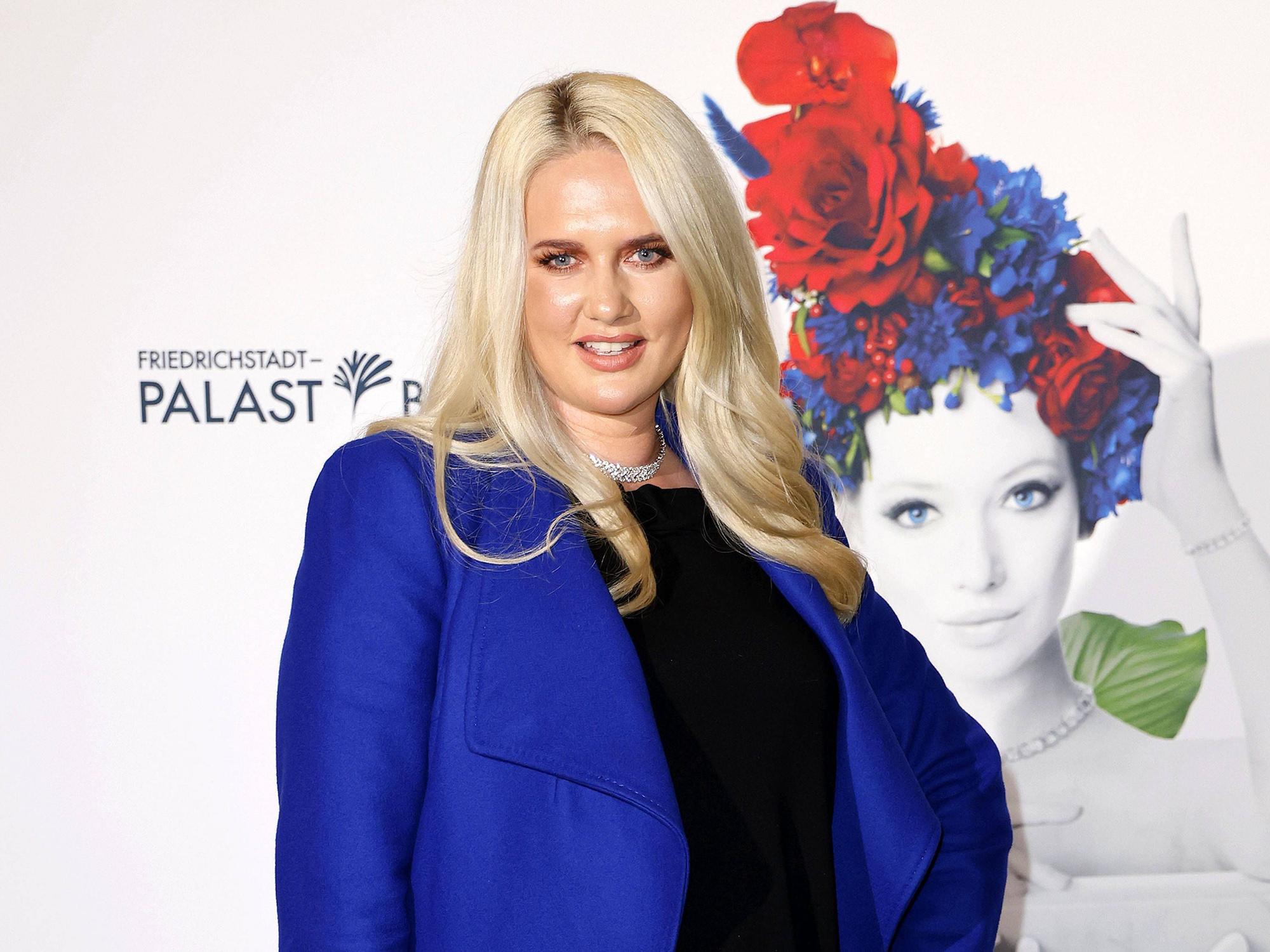 Das Foto zeigt Sarah Knappik bei der Premiere der „Falling in Love Show“ von Jean Paul Gaultier im Berliner Friedrichstadt-Palast am 11.10.2023.