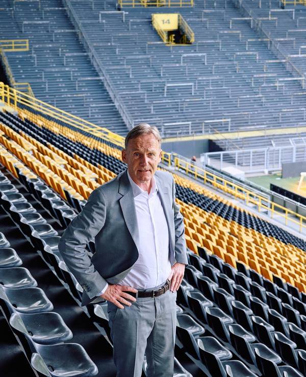 Hans-Joachim Watzke, Geschäftsführer von Borussia Dortmund, steht nach einer Pressekonferenz von Borussia Dortmund zur offiziellen Vorstellung von Lars Ricken als Geschäftsführer Sport auf der Tribüne.