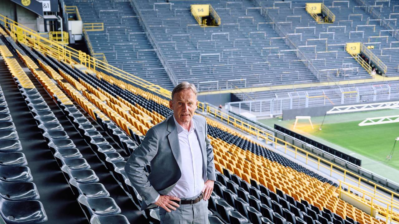 Hans-Joachim Watzke, Geschäftsführer von Borussia Dortmund, steht nach einer Pressekonferenz von Borussia Dortmund zur offiziellen Vorstellung von Lars Ricken als Geschäftsführer Sport auf der Tribüne.
