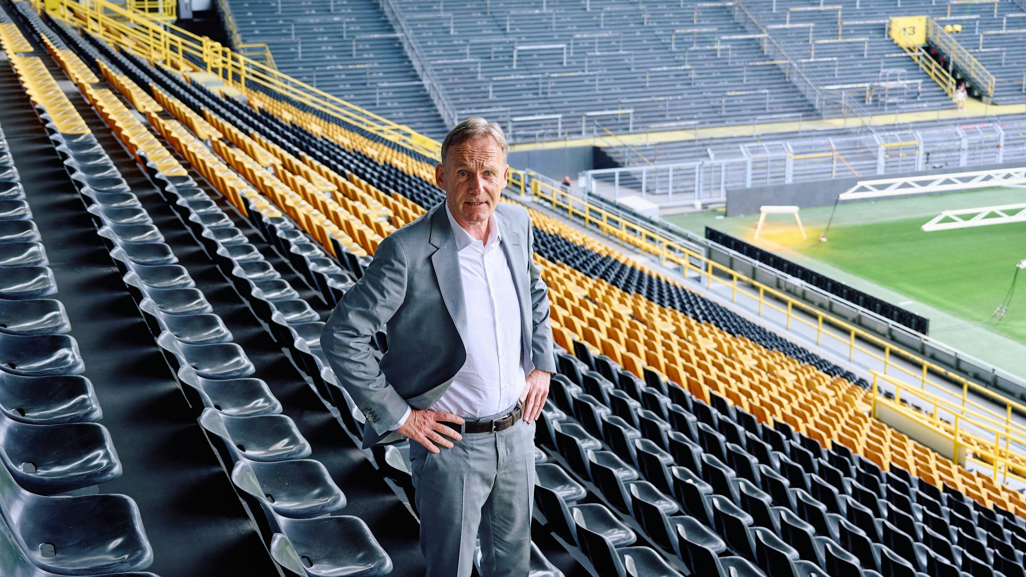 Hans-Joachim Watzke, Geschäftsführer von Borussia Dortmund, steht nach einer Pressekonferenz von Borussia Dortmund zur offiziellen Vorstellung von Lars Ricken als Geschäftsführer Sport auf der Tribüne.