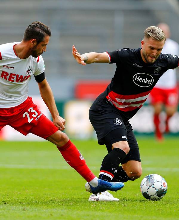 Kölns Mark Uth (l) in Aktion gegen Düsseldorfs Andre Hoffmann.