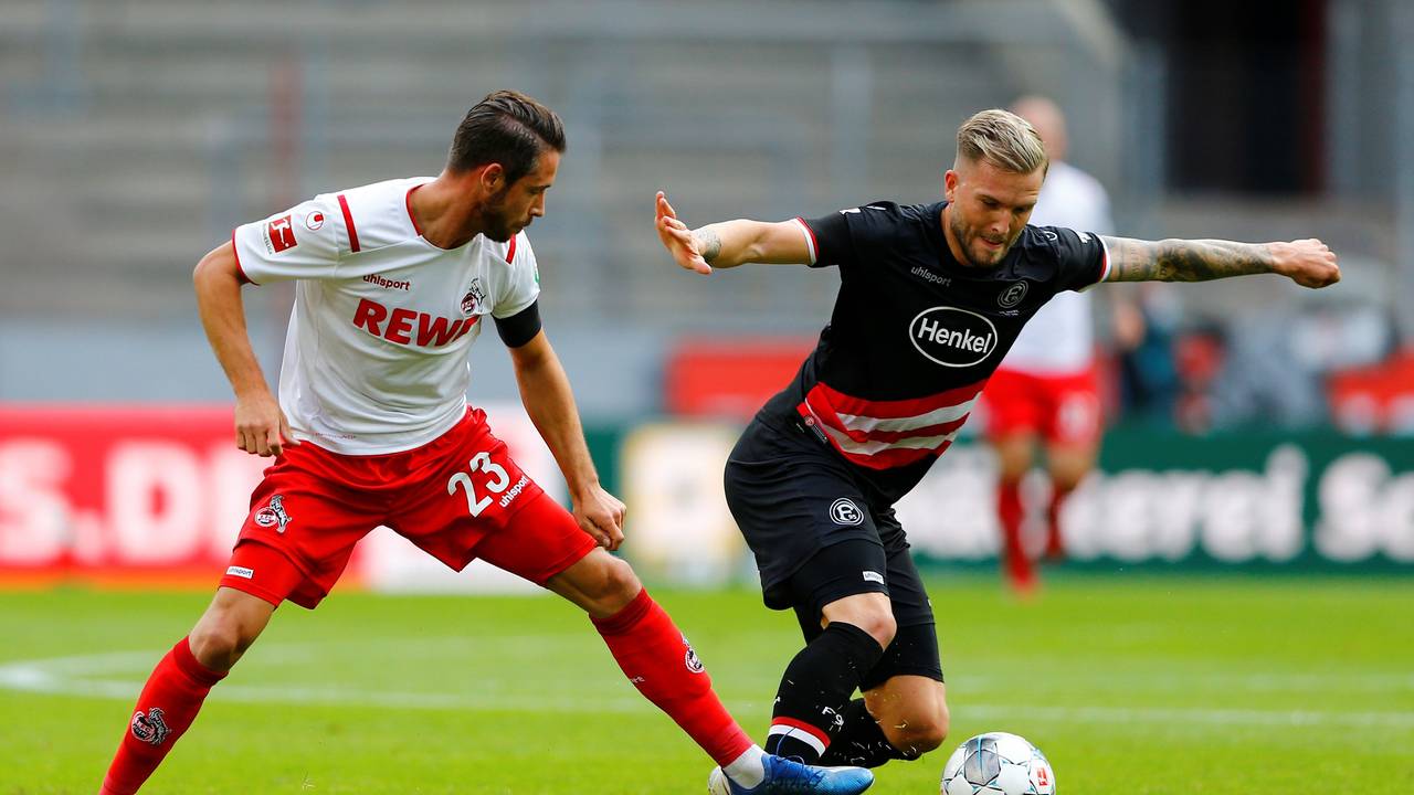 Kölns Mark Uth (l) in Aktion gegen Düsseldorfs Andre Hoffmann.