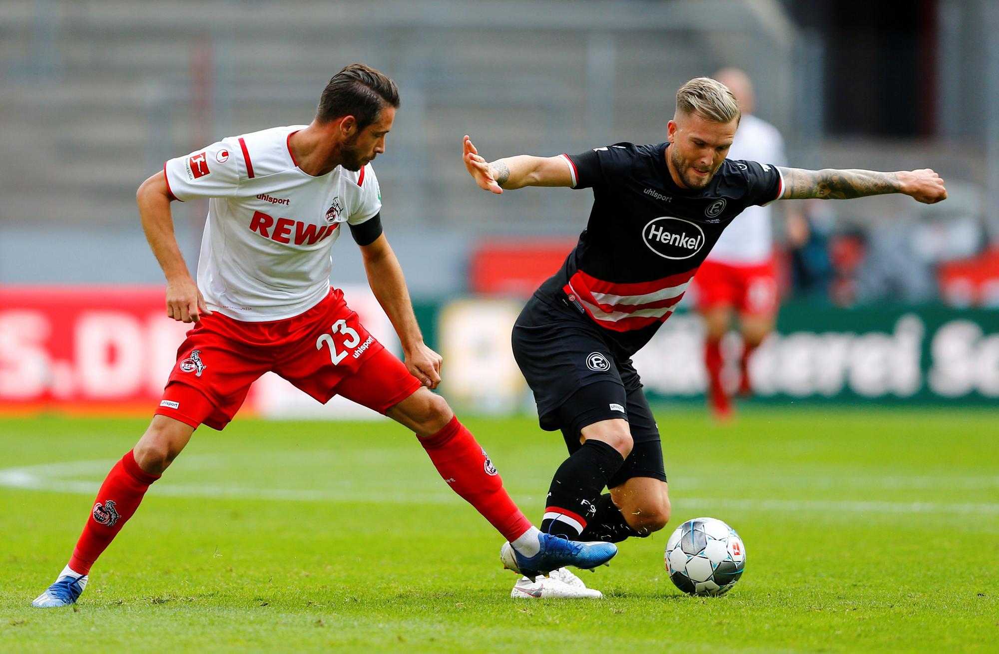 Kölns Mark Uth (l) in Aktion gegen Düsseldorfs Andre Hoffmann.