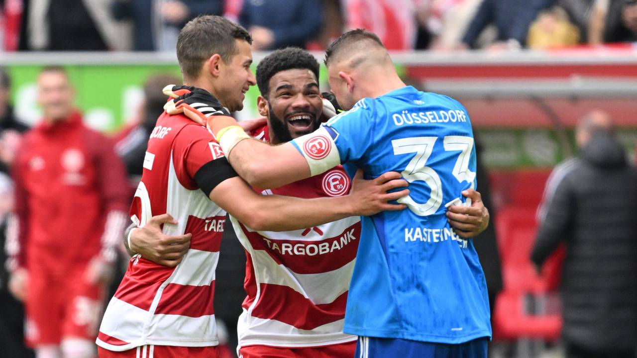 Tim Oberdorf, Jamil Siebert und Florian Kastenmeier freuen sich am 20. April 2024 gemeinsam.