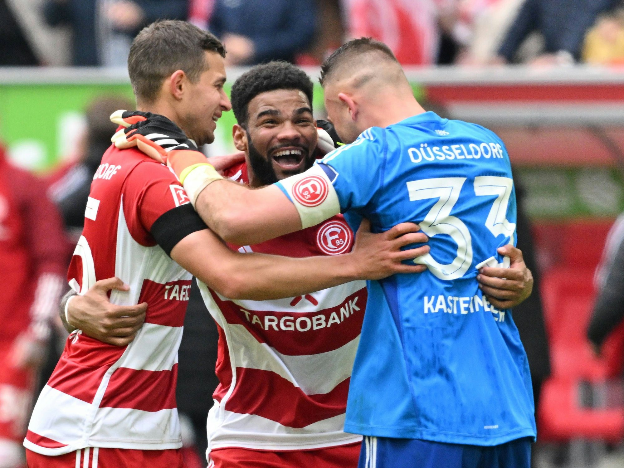 Tim Oberdorf, Jamil Siebert und Florian Kastenmeier freuen sich am 20. April 2024 gemeinsam.