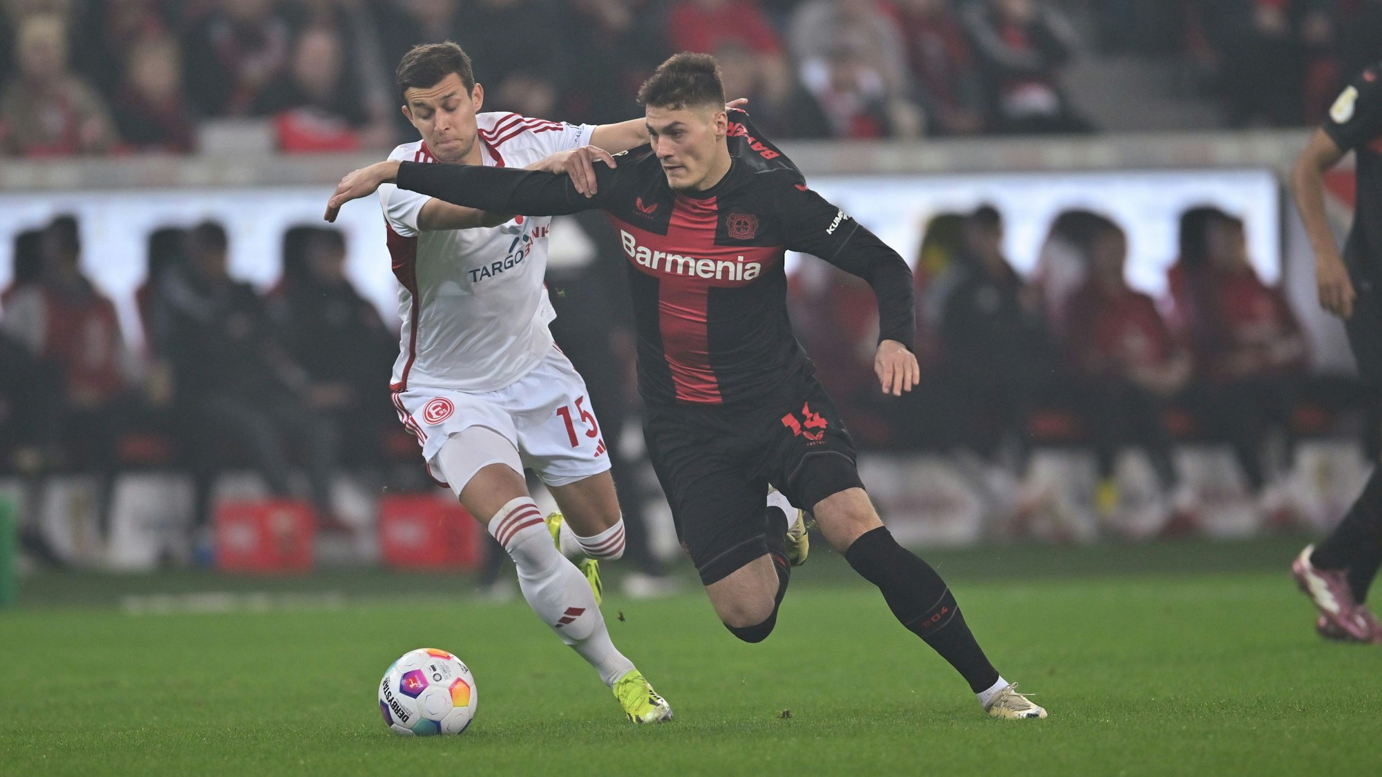 Leverkusens Patrik Schick und Düsseldorfs Tim Oberdorf kämpfen um den Ball.