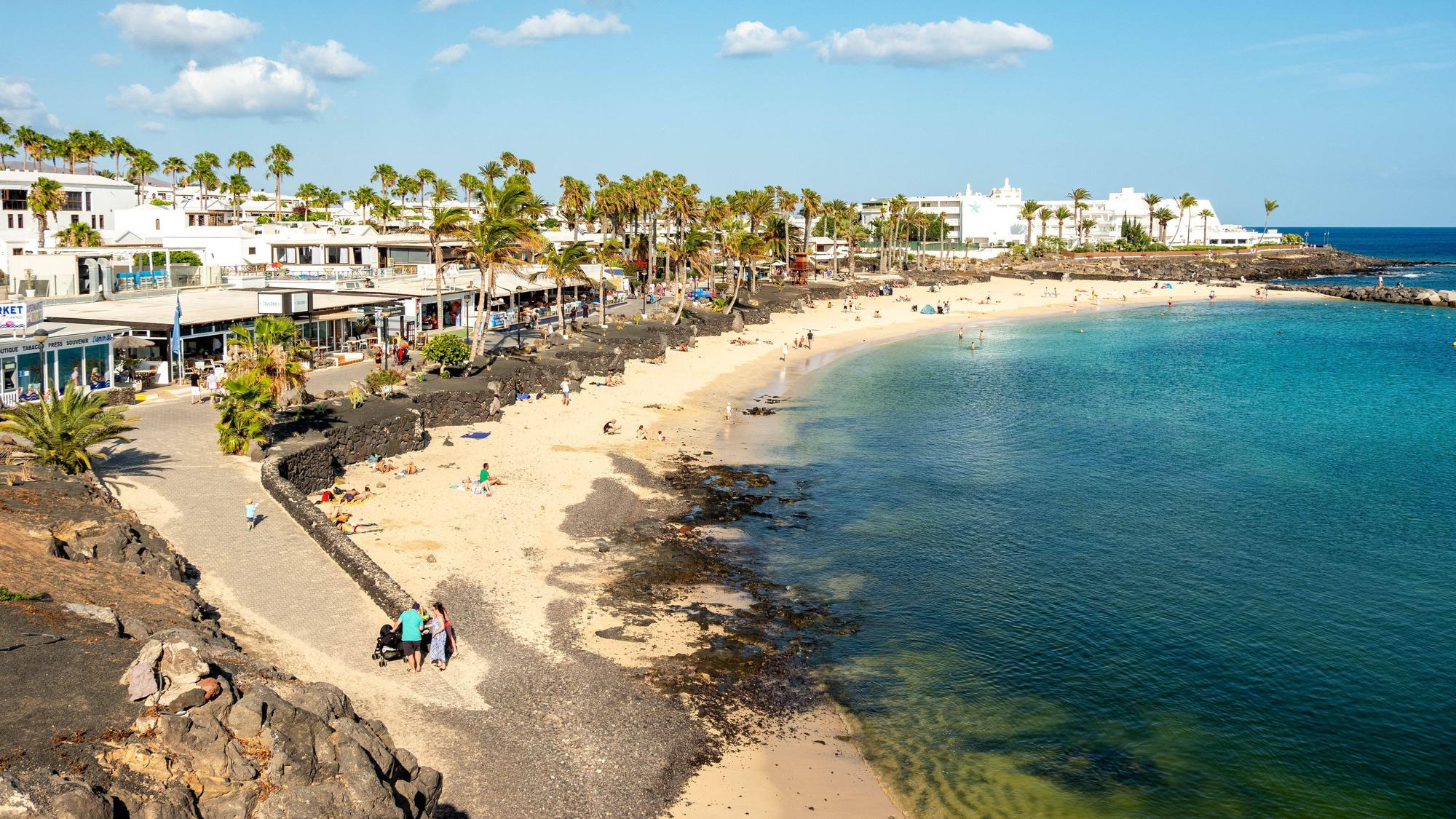 Die Playa Flamingo zählt zu den beliebten Familienstränden auf Lanzarote.