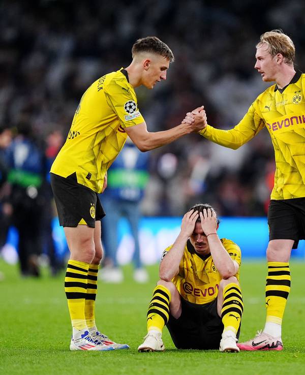 Borussia Dortmunds Nico Schlotterbeck (l), Marcel Sabitzer und Julian Brandt reagieren nach der Niederlage.