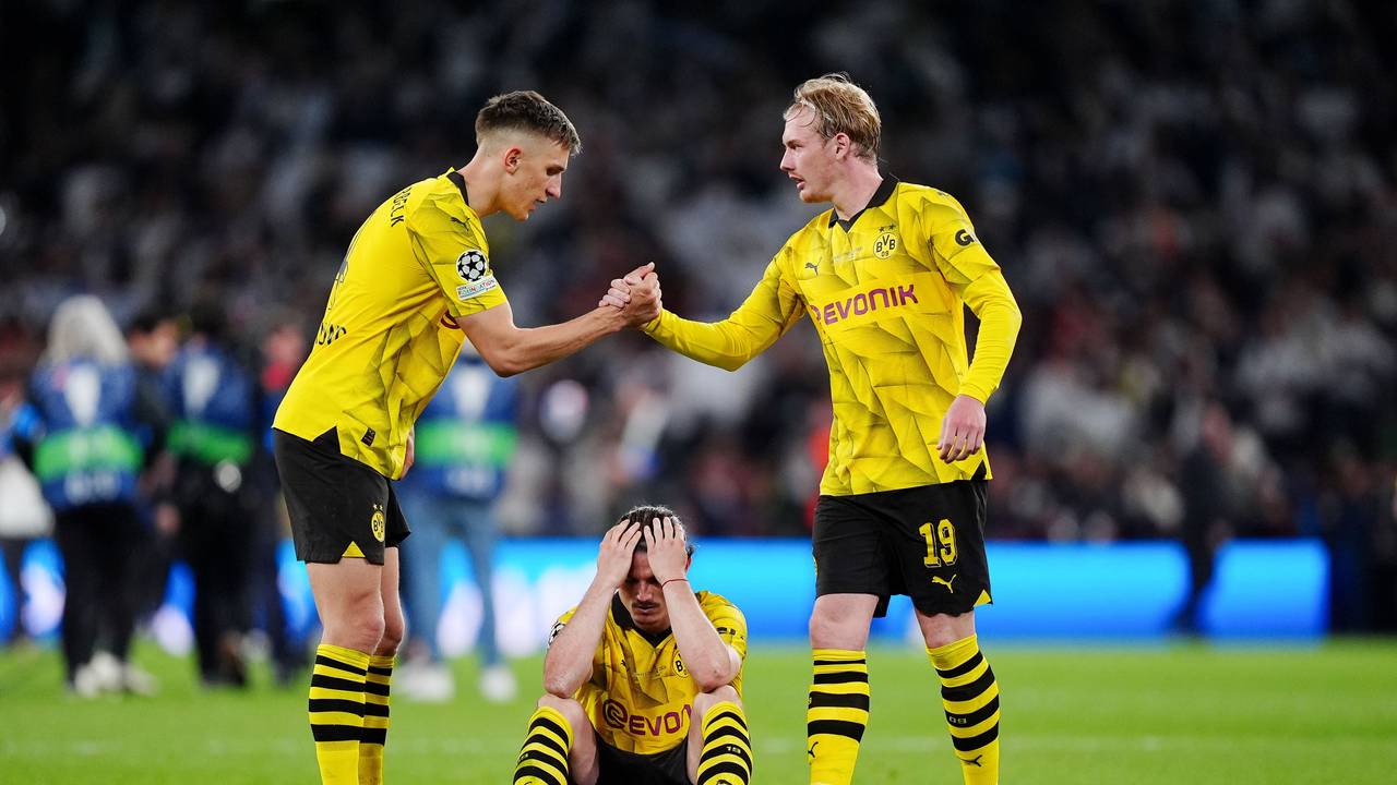 Borussia Dortmunds Nico Schlotterbeck (l), Marcel Sabitzer und Julian Brandt reagieren nach der Niederlage.