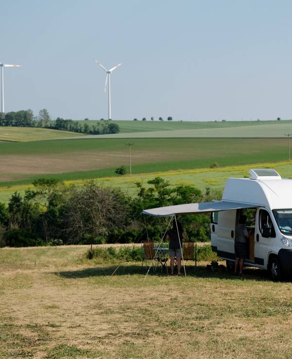Ein Wohnmobil steht auf einer Wiese vom Reiterhof Gut Bösenburg.
