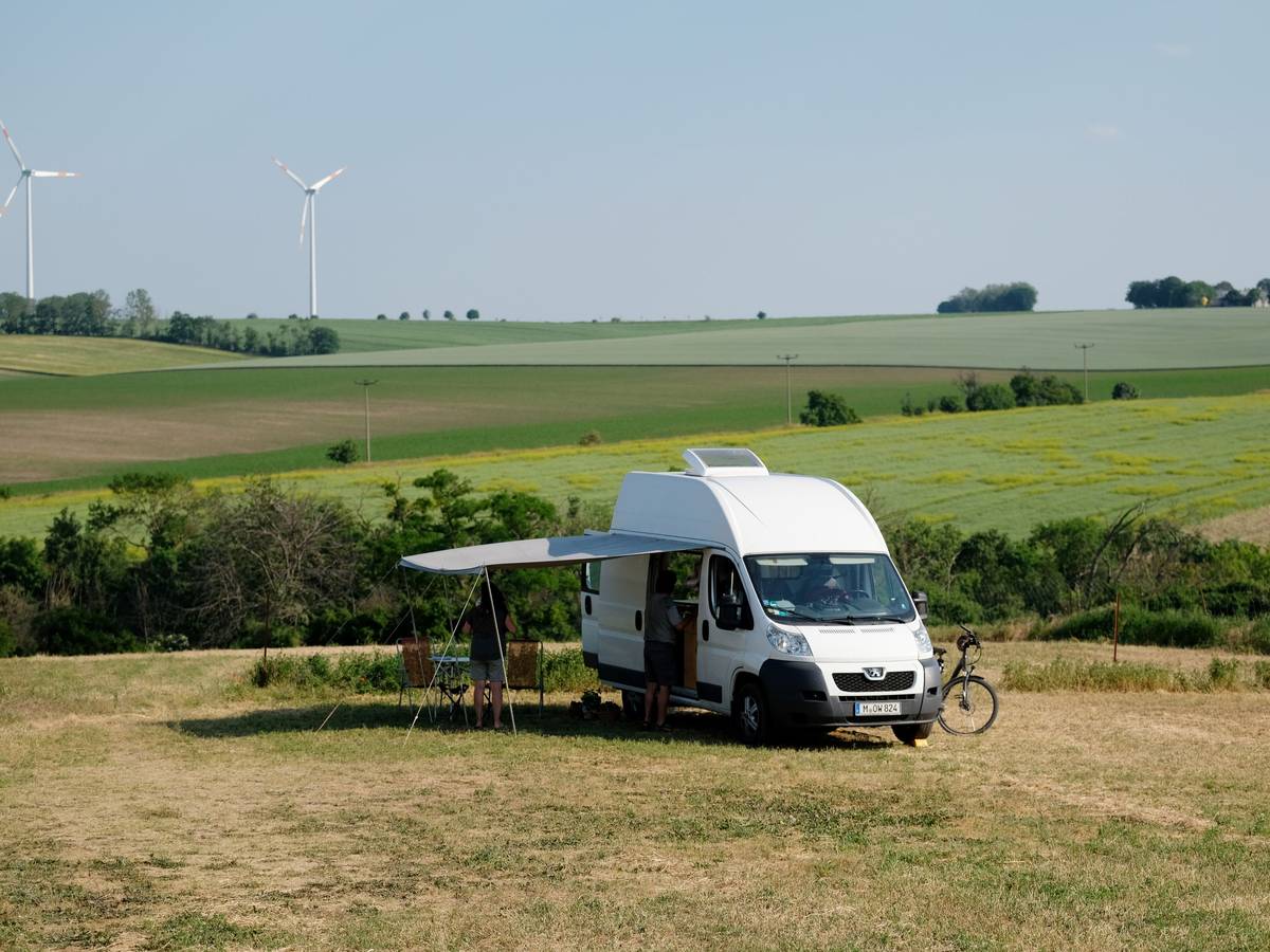 Ein Wohnmobil steht auf einer Wiese vom Reiterhof Gut Bösenburg.