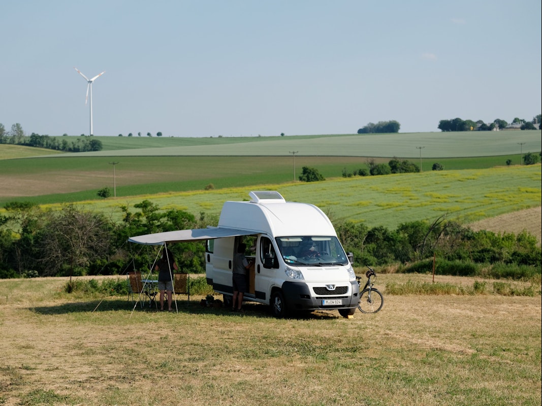 Ein Wohnmobil steht auf einer Wiese vom Reiterhof Gut Bösenburg.