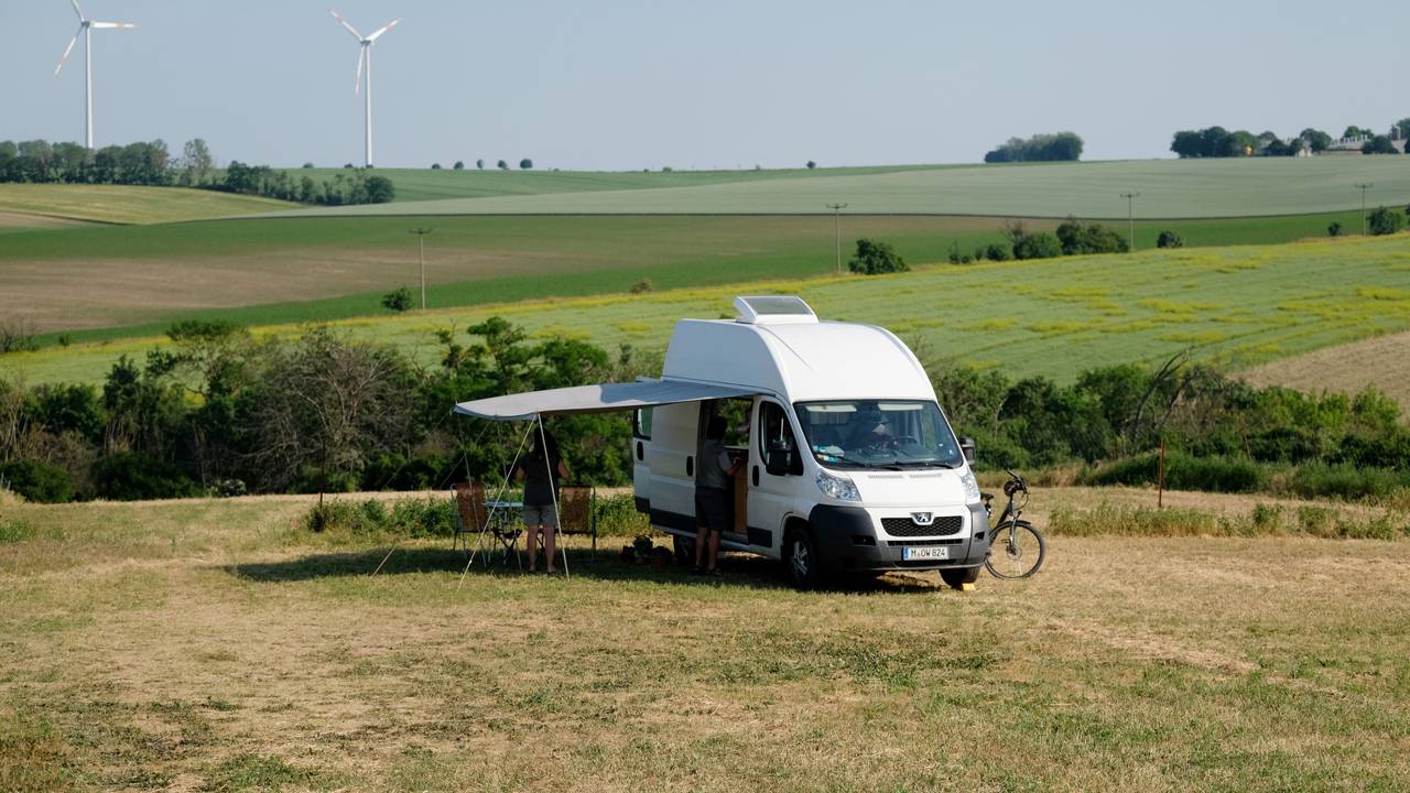 Ein Wohnmobil steht auf einer Wiese vom Reiterhof Gut Bösenburg.
