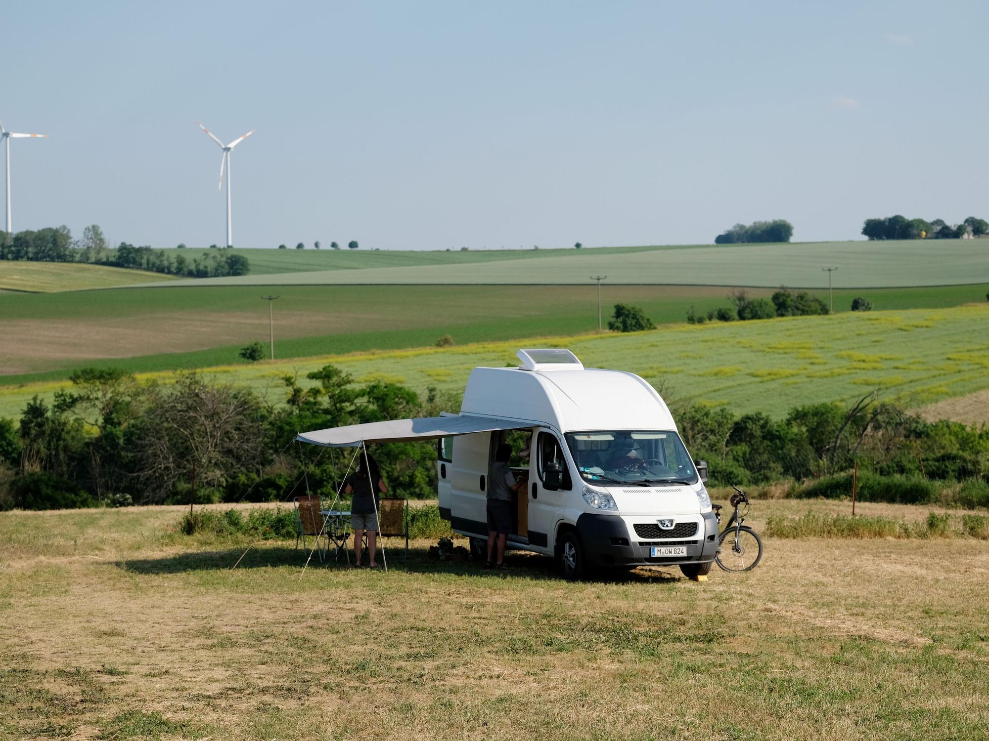 Ein Wohnmobil steht auf einer Wiese vom Reiterhof Gut Bösenburg.