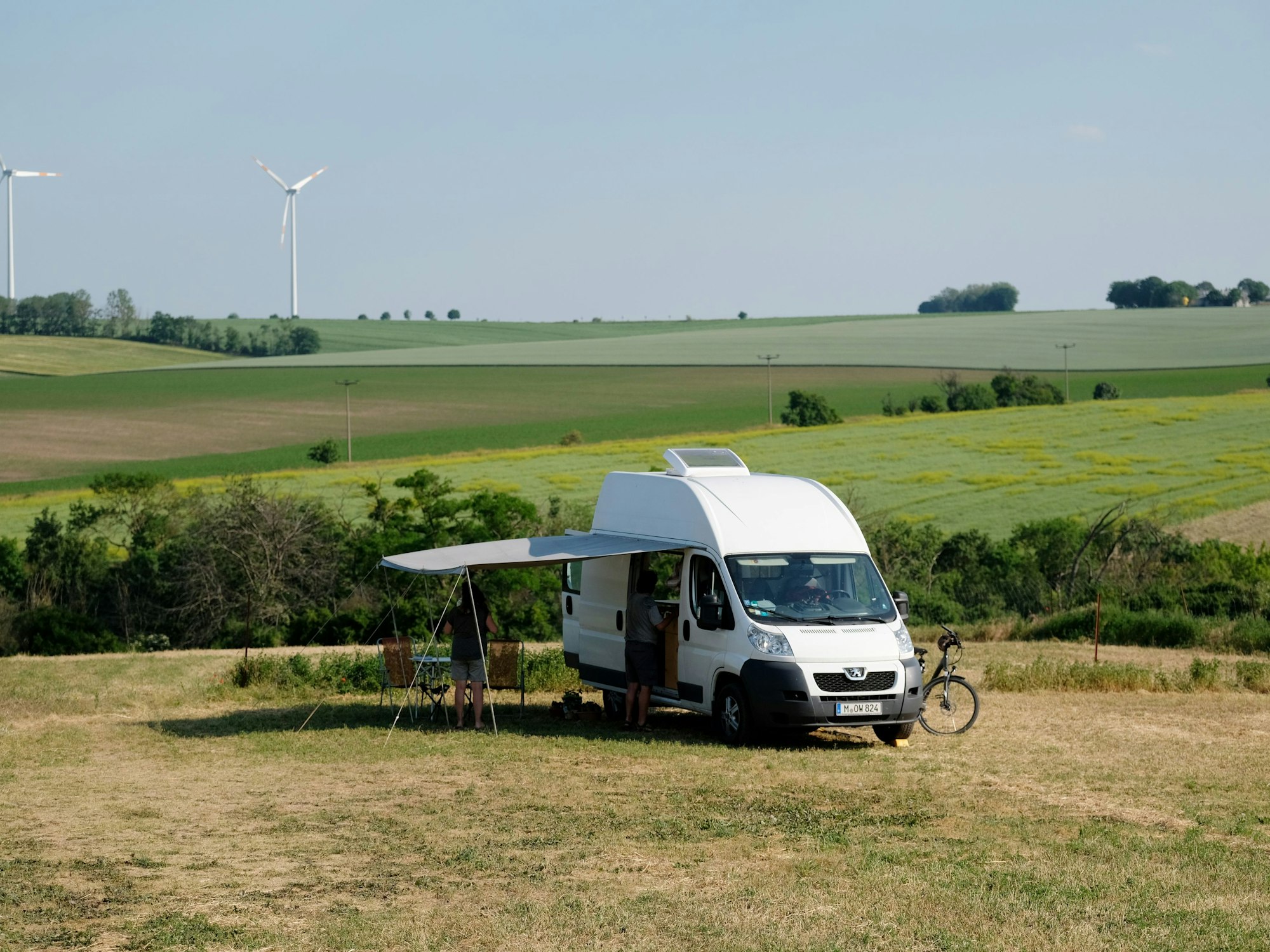 Ein Wohnmobil steht auf einer Wiese vom Reiterhof Gut Bösenburg.