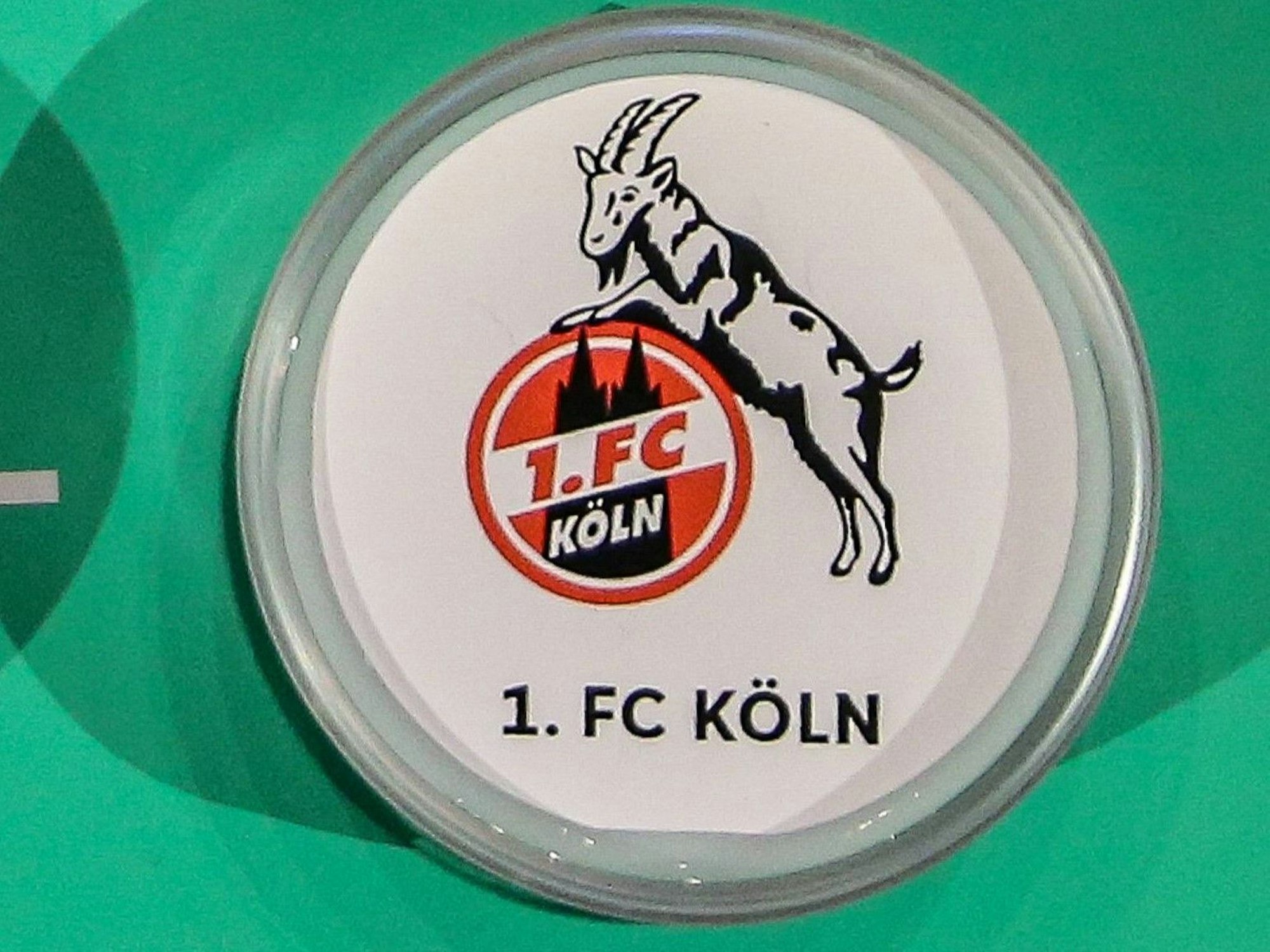 Die Kugel des 1. FC Köln bei einer Auslosung für den DFB-Pokal.