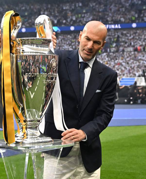 Zinédine Zidane und Karl-Heinz Riedle brachten vor dem Finale den Henkelpott ins Stadion.