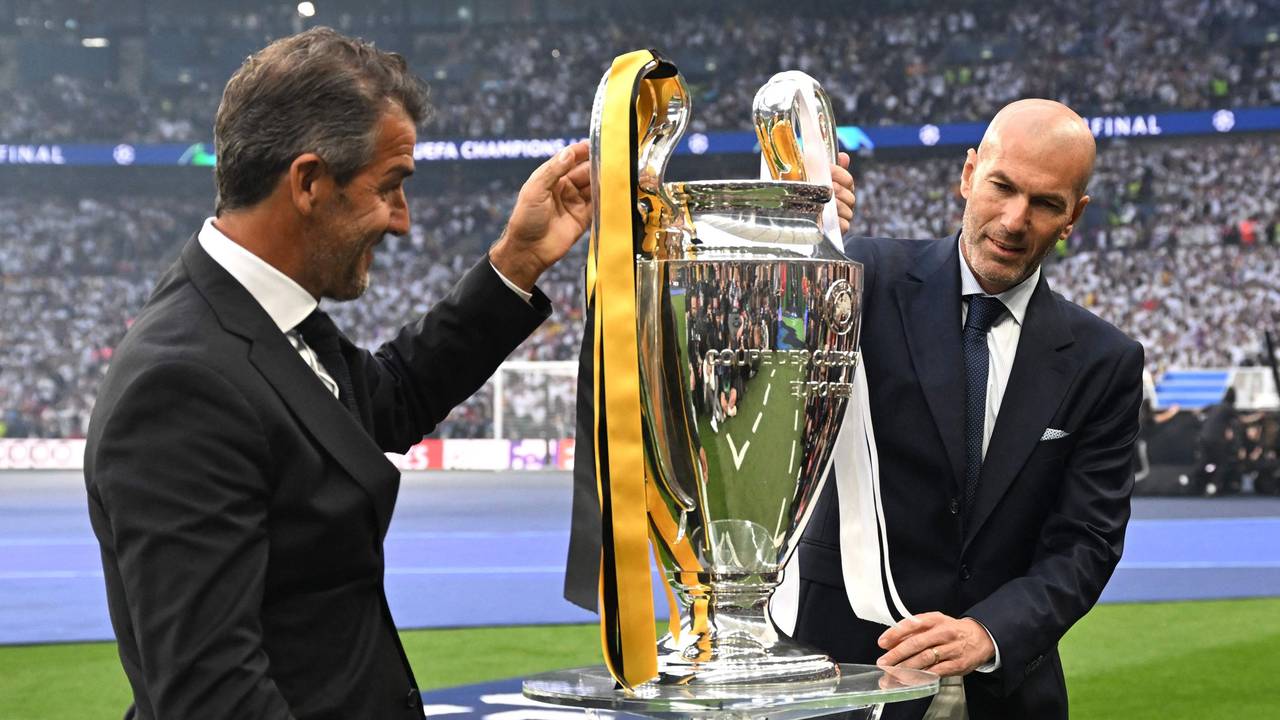 Zinédine Zidane und Karl-Heinz Riedle brachten vor dem Finale den Henkelpott ins Stadion.
