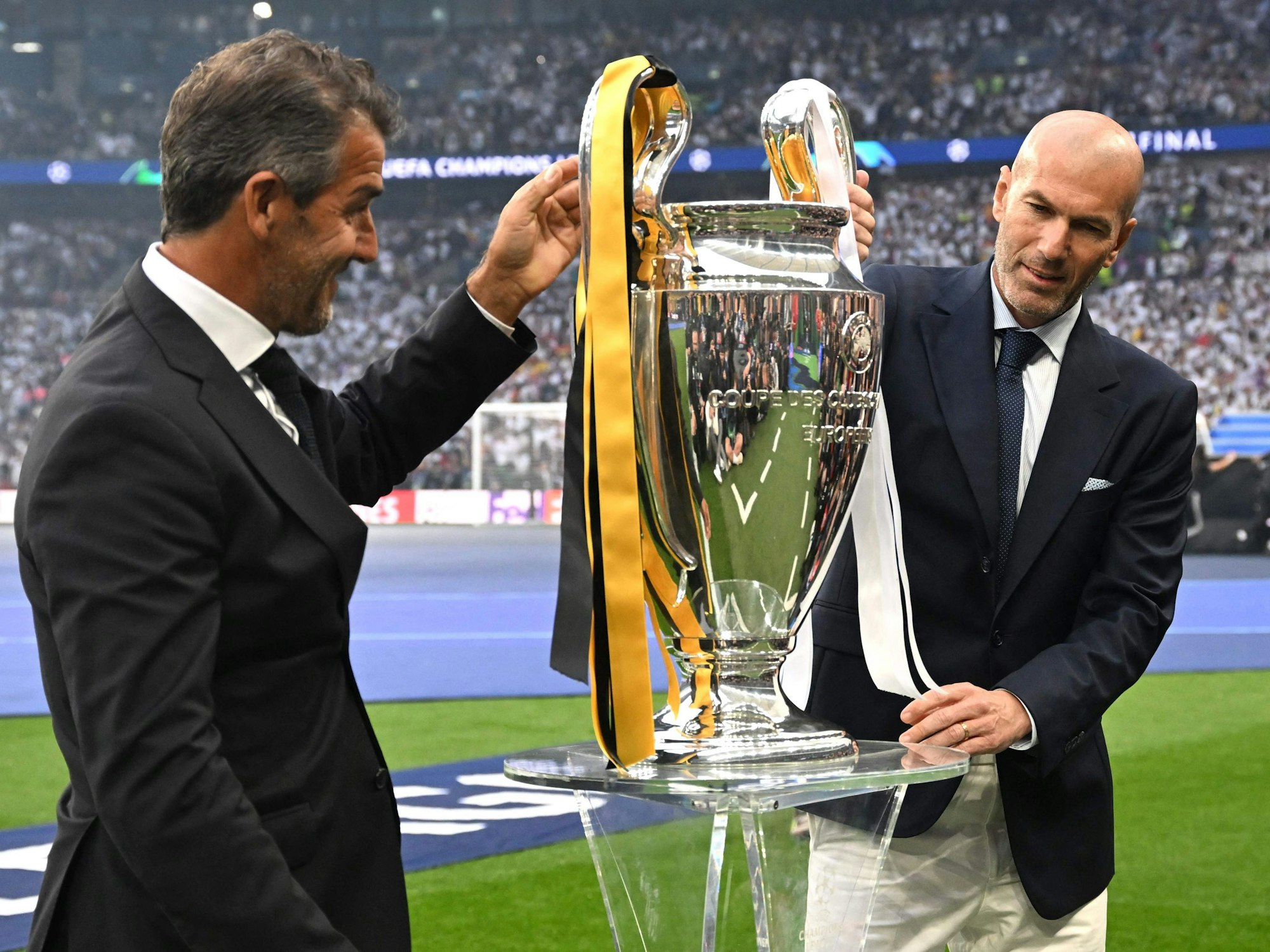 Zinédine Zidane und Karl-Heinz Riedle brachten vor dem Finale den Henkelpott ins Stadion.