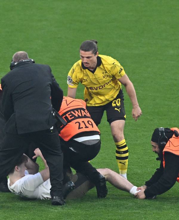Marcel Sabitzer half im Champions-League-Finale, einen Flitzer zu stoppen.