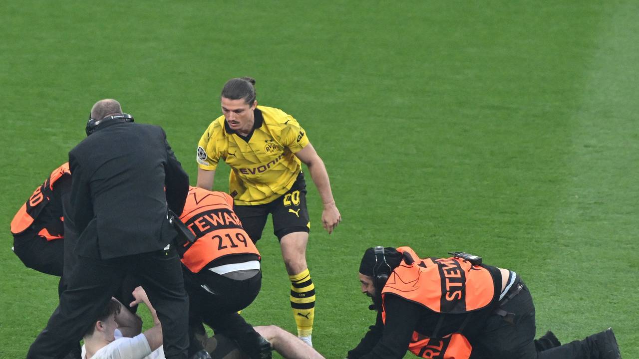 Marcel Sabitzer half im Champions-League-Finale, einen Flitzer zu stoppen.