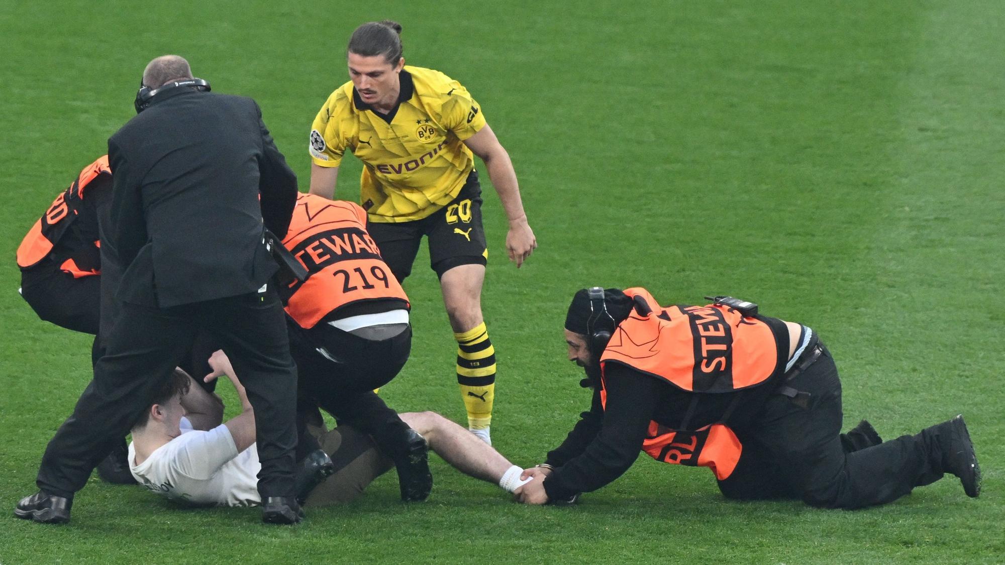 Marcel Sabitzer half im Champions-League-Finale, einen Flitzer zu stoppen.