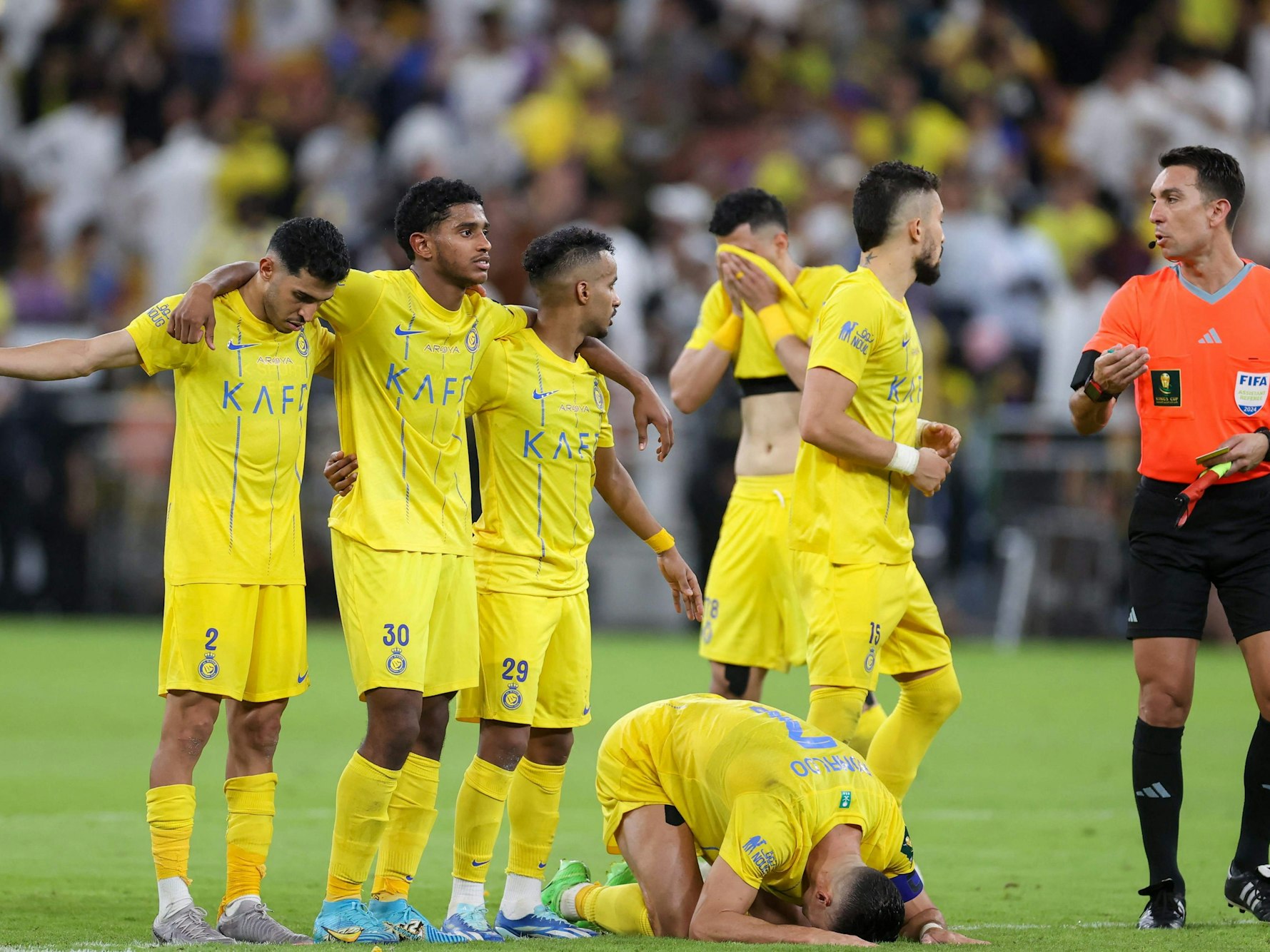 Cristiano Ronaldo (unten) war nach dem verlorenen Pokalfinale am Freitag (31. Mai 2024) bitter enttäuscht.