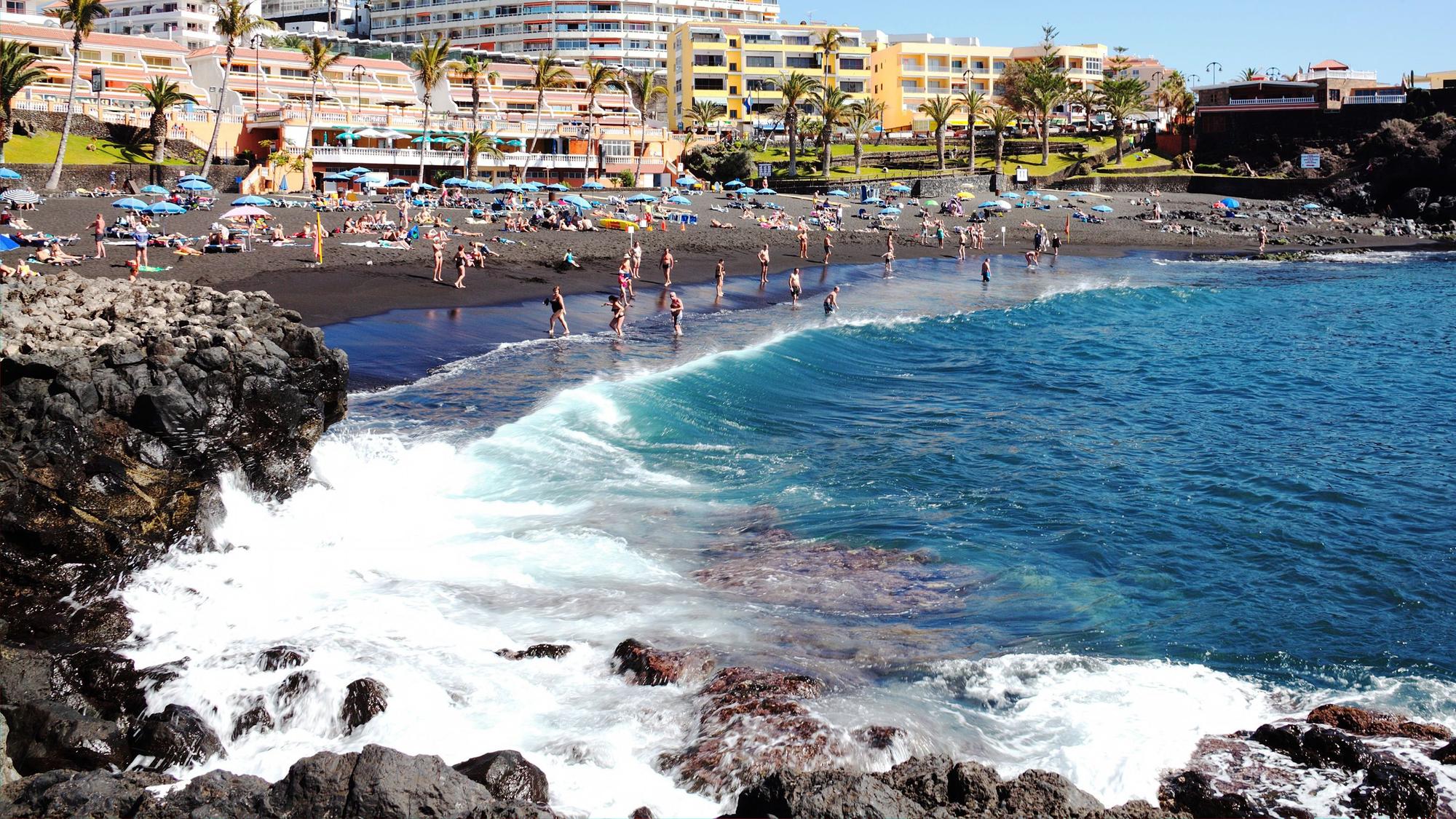 Vom Playa de la Arena können Bootstouren zum Whale-Watching oder zu den beeindruckenden Klippen Los Gigantes gebucht werden.